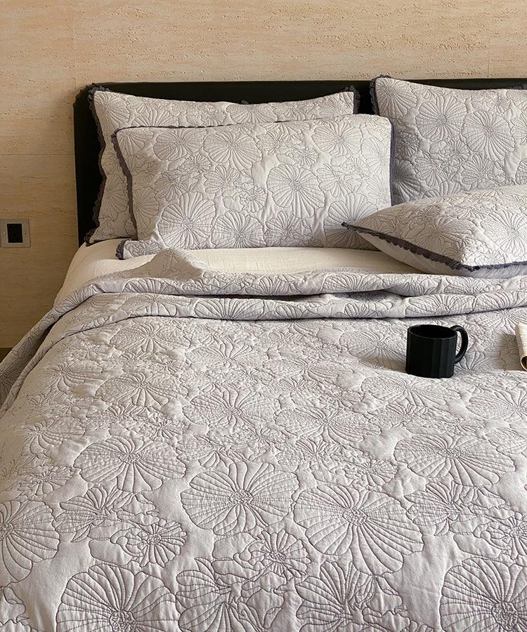 Blossom Stitch Quilt Set - Queen Size Floral Bedding with Matching Pillow Shams - Soft & Breathable Cotton Comforter for Cozy Bedroom Decor - Perfect for Master Bedroom, Guest Room & Farmhouse Style Homes