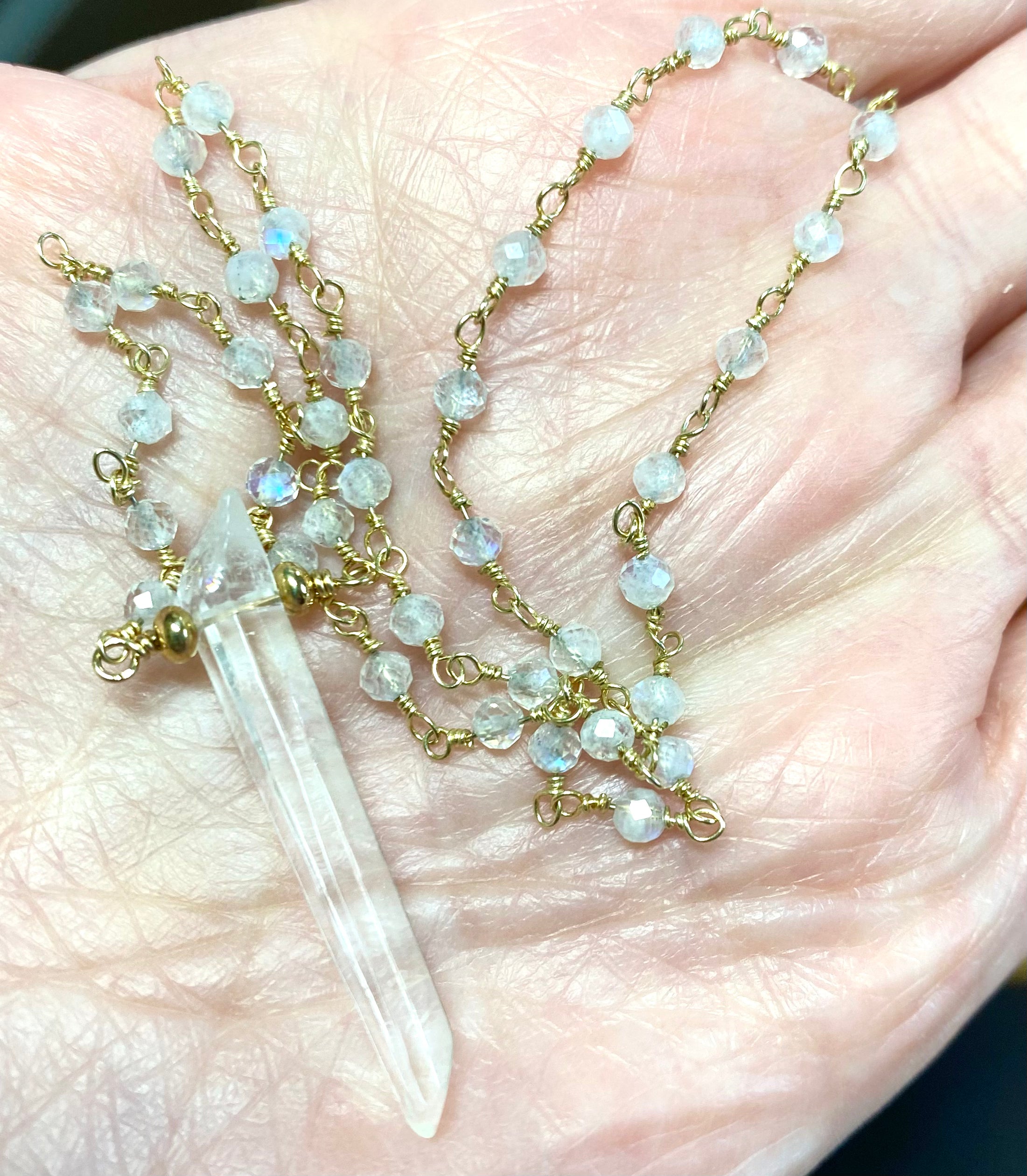 Elegant Rainbow Moonstone & Crystal Quartz Necklace in Gold – Perfect for Boho Chic, Spiritual Healing & Everyday Jewelry