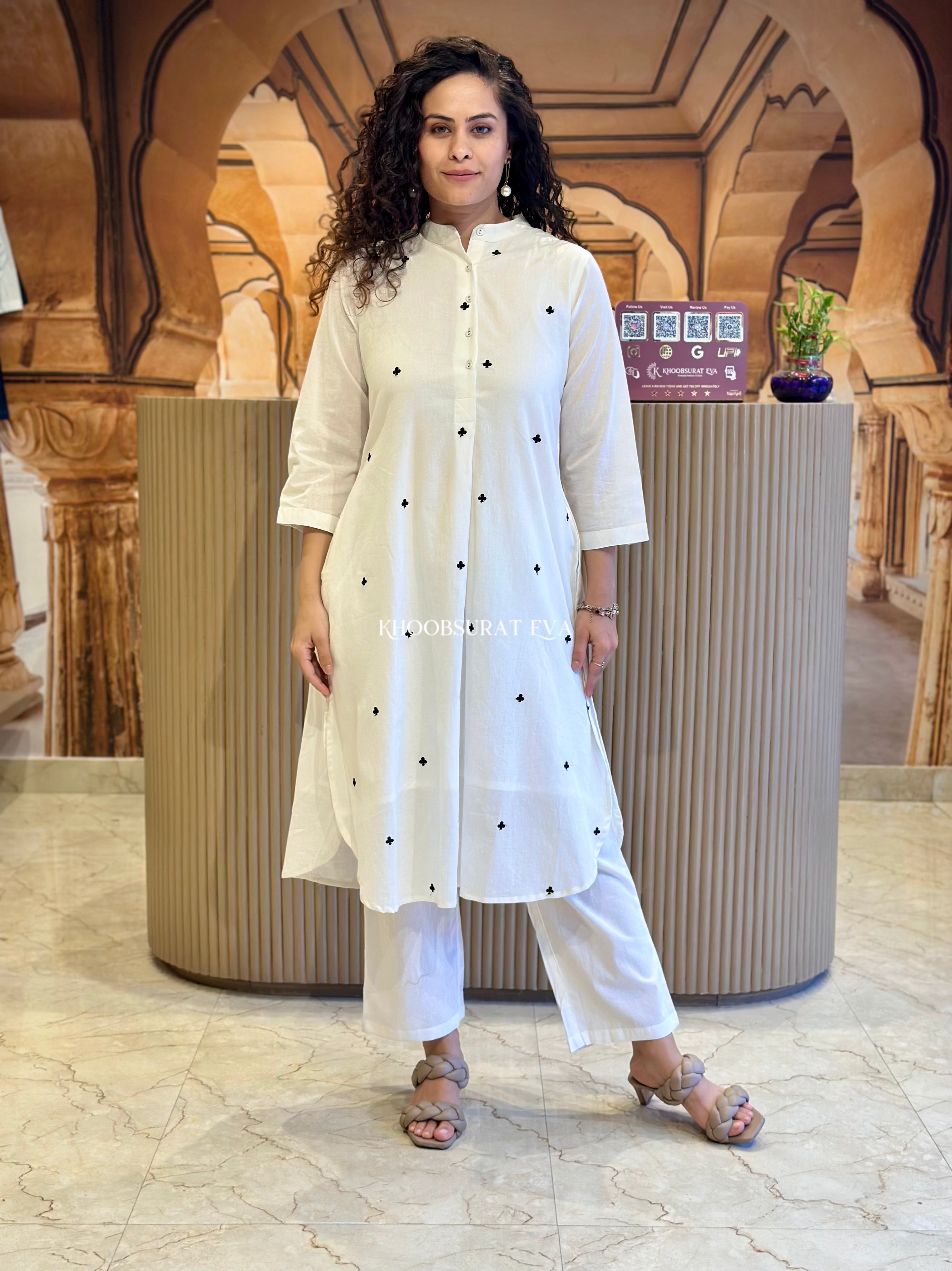 Elegant White Kurta Set for Women - Minimalist Indian Ethnic Wear - Perfect for Festivals, Weddings & Casual Outings