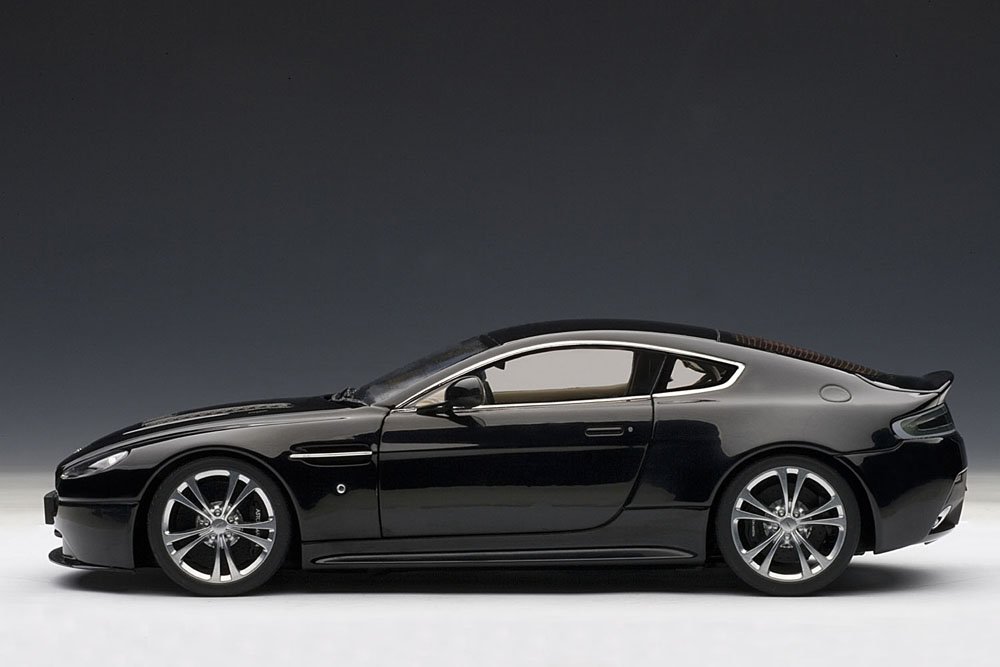 AUTOart 1:18 Scale 2010 Aston Martin V12 Vantage Diecast Model Car - Black - Collectible Display & Racing Enthusiast Gift