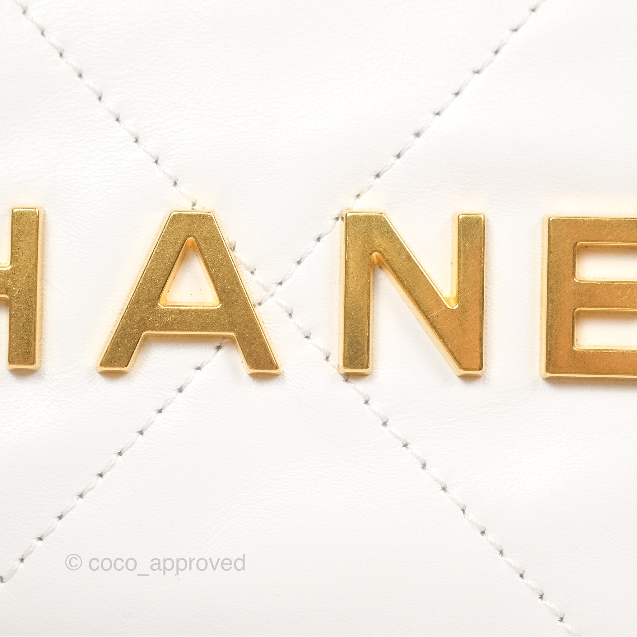 Chanel 22 Small Handbag in White Shiny Calfskin Leather with Aged Gold Hardware - Luxury Crossbody Bag for Women, Perfect for Date Night & Evening Events