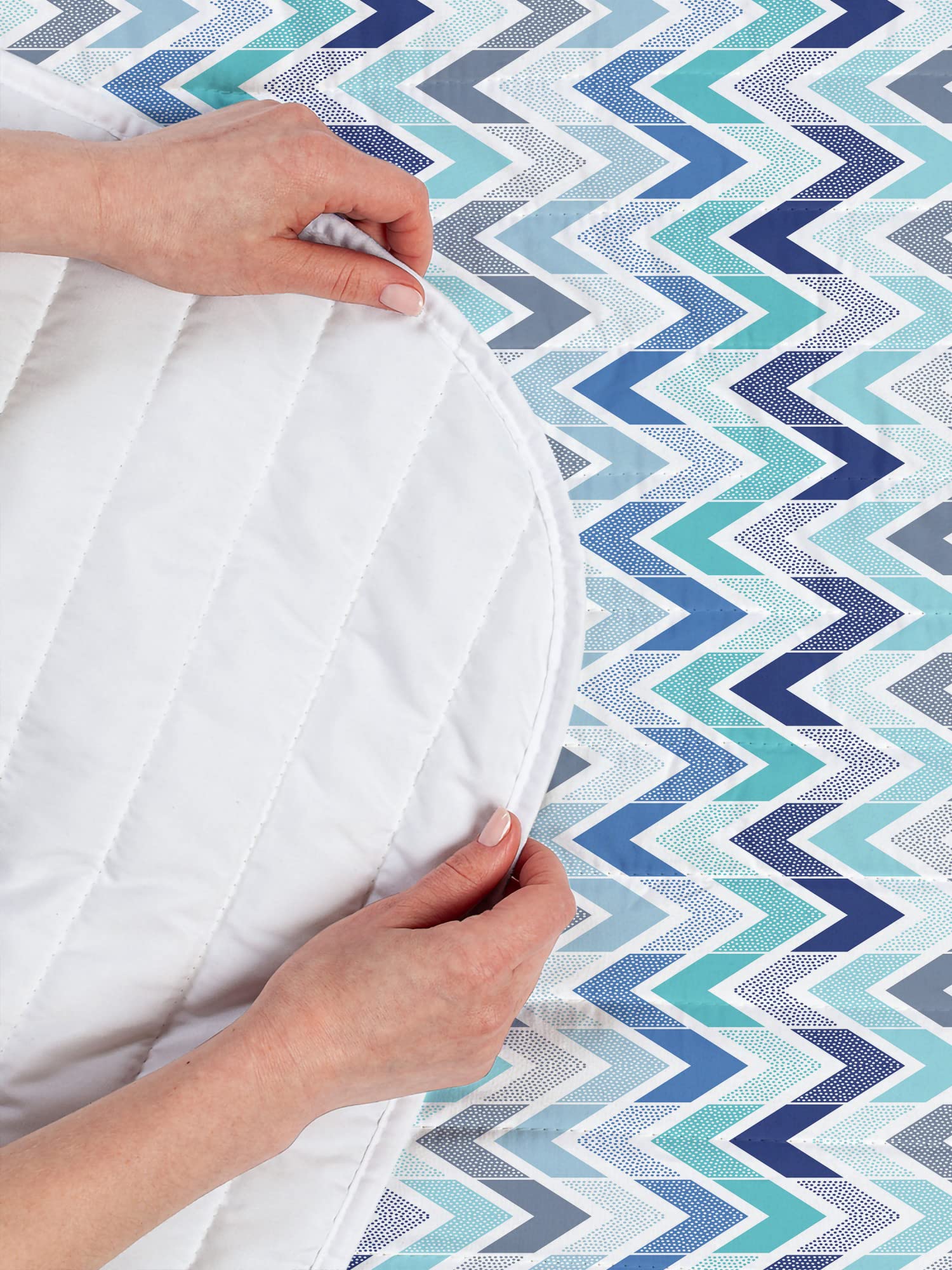 Ambesonne Modern Microfiber Bedspread Set - Doodle Style Dots & Zigzag Pattern King Size Blue White | Soft Bedding with Pillow Shams & Comforter | Perfect for Contemporary Bedrooms & Guest Rooms