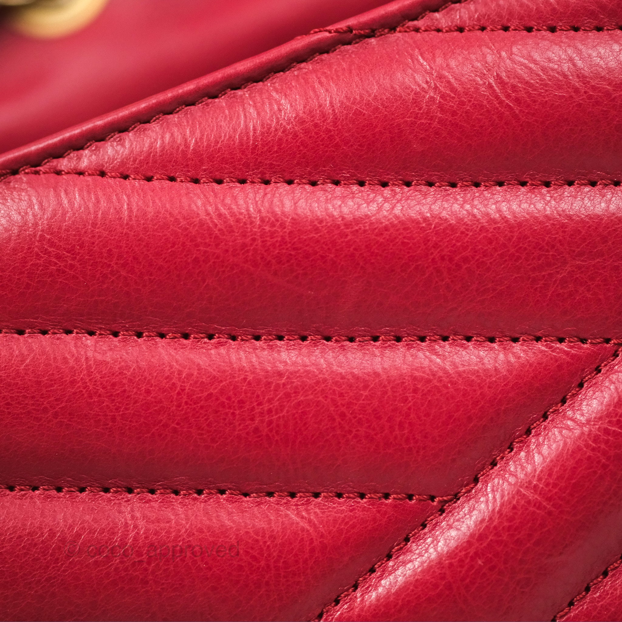 Chanel Chevron Shoulder Bag in Red Calfskin Leather with Aged Gold Hardware - Luxury Crossbody Purse for Women, Perfect for Parties, Date Nights & Special Occasions