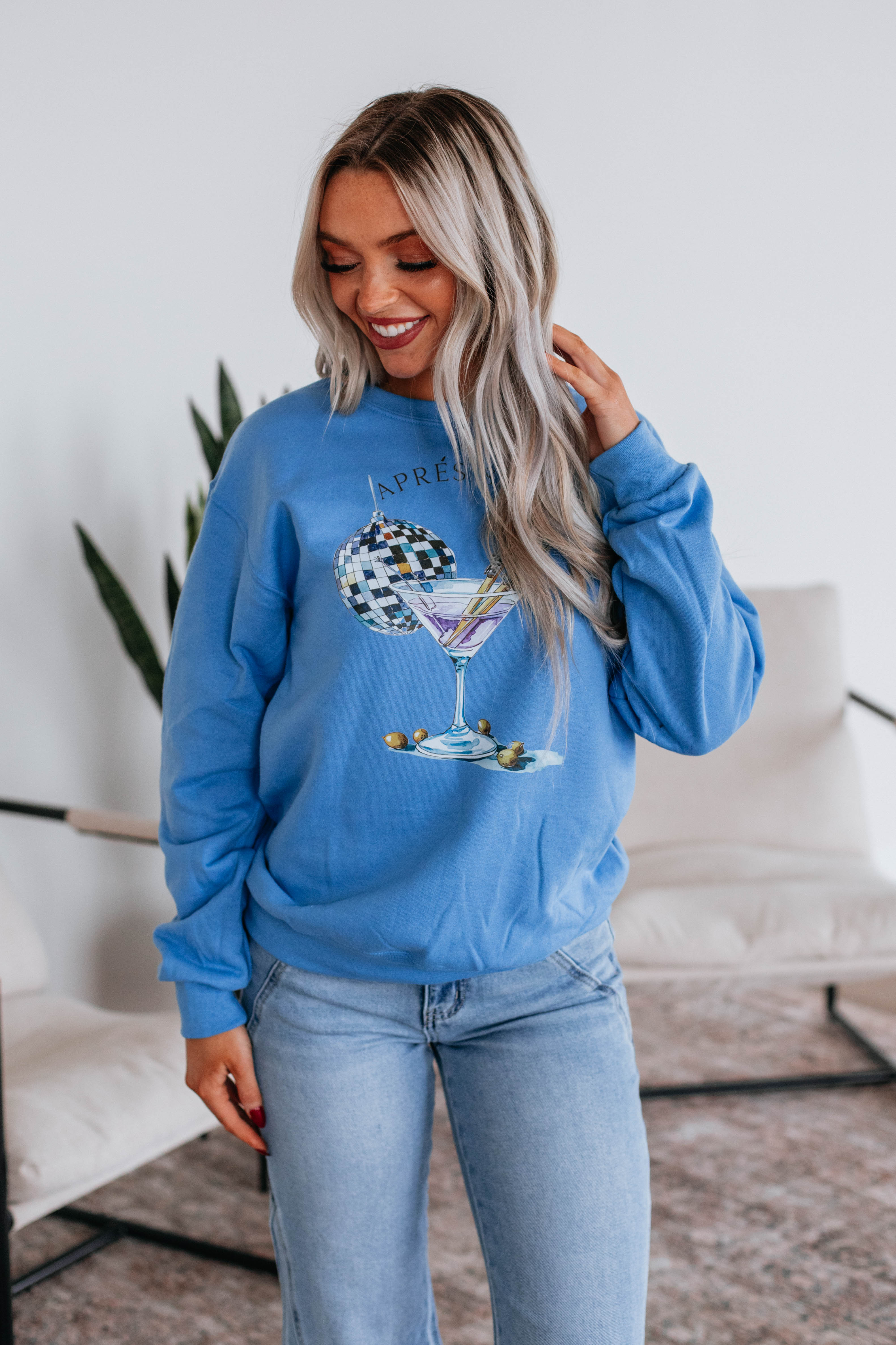 Apres Ski Martini Crewneck Sweater - Cozy Winter Pullover for Skiing & Après-Ski Relaxation - Perfect for Snow Holidays & Mountain Getaways