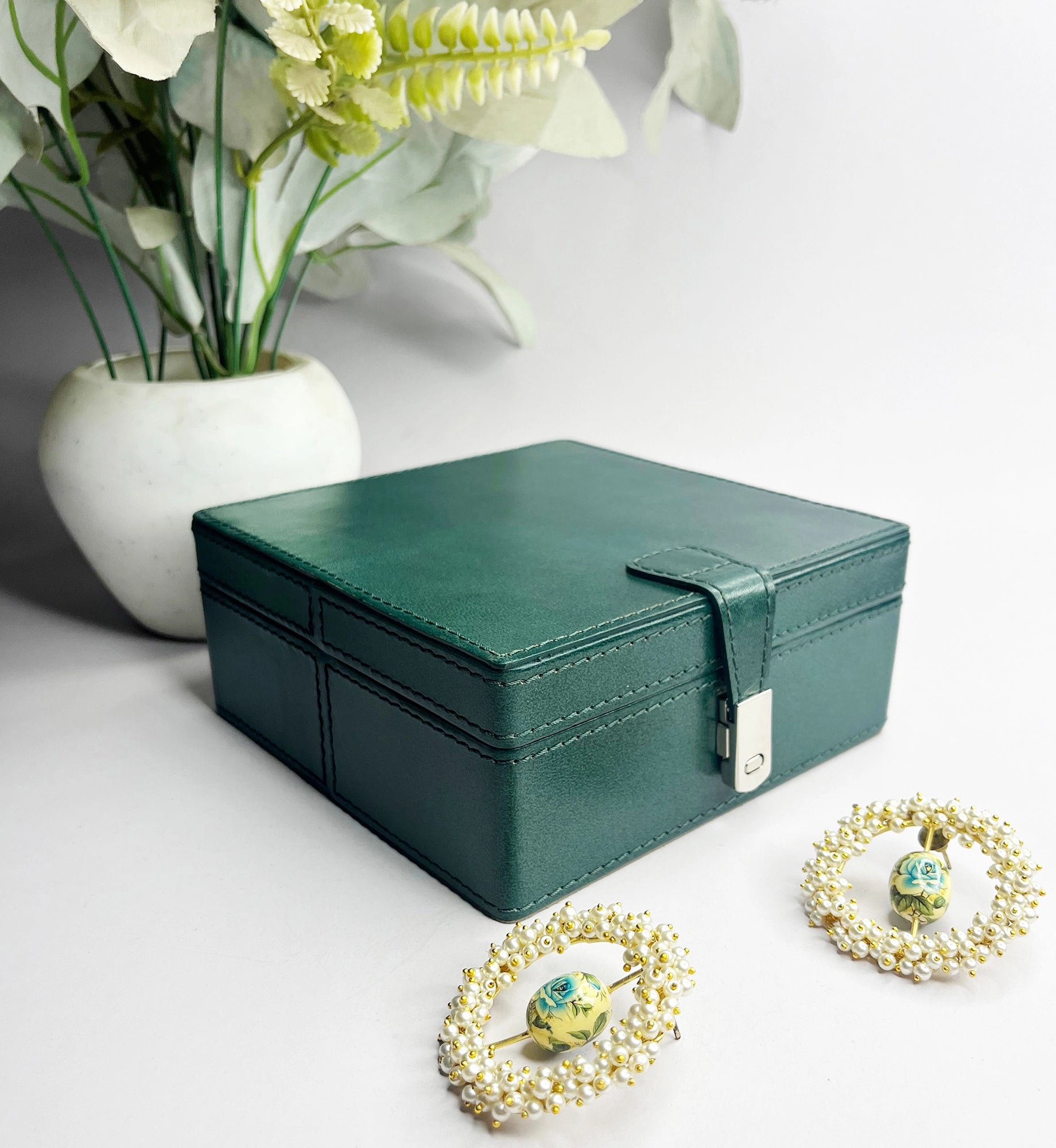 Divine Leather Jewelry Box with Soft Lining - Elegant Green Storage Case for Necklaces, Rings & Earrings - Perfect for Travel, Gifts & Home Organization