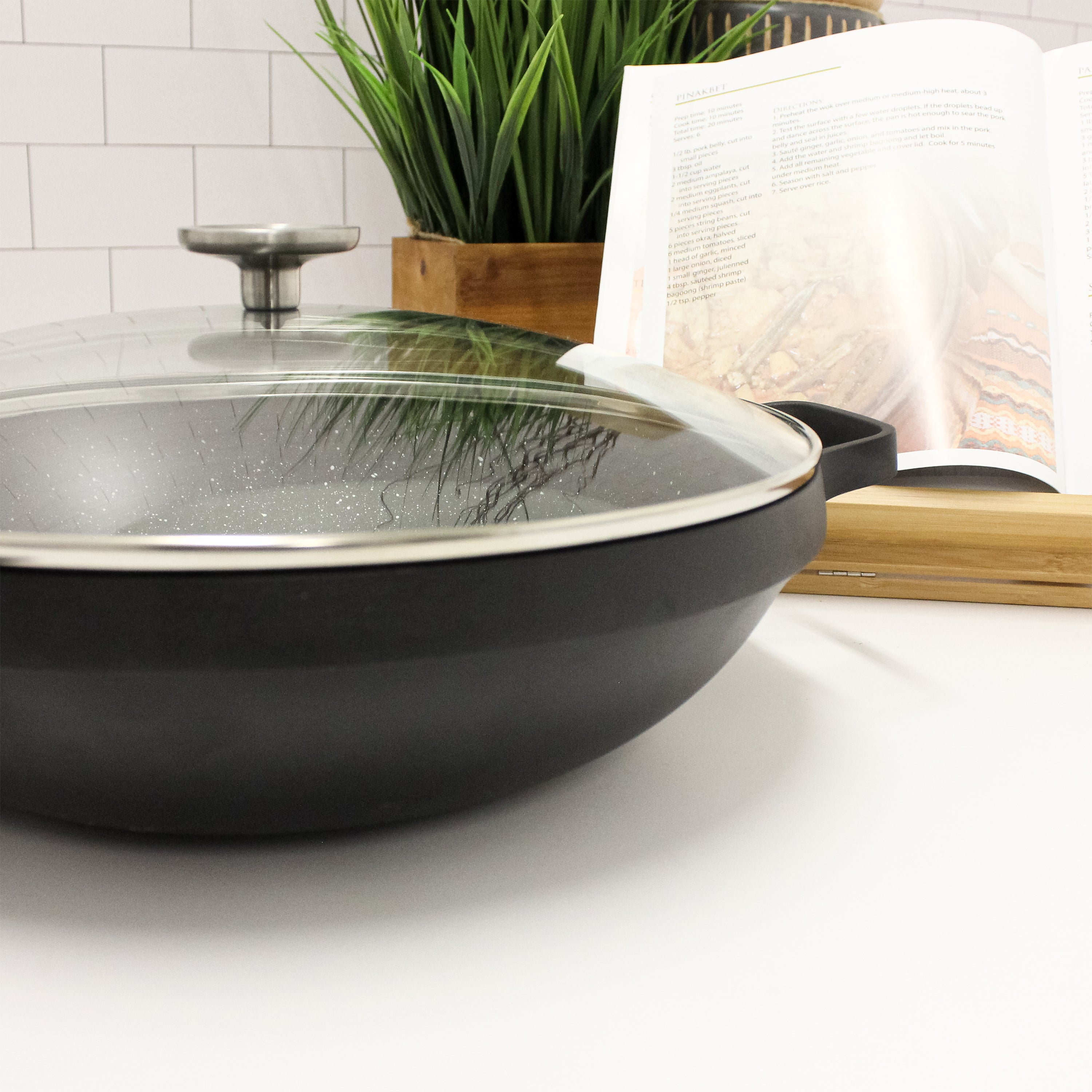 BergHOFF GEM 12.5 Inch Non-Stick Chinese Wok Pan with Glass Lid - 5.7 Quart Black Carbon Steel Stir Fry Pan for Asian Cooking, Stir Frying, Sautéing & Deep Frying - Perfect for Home Kitchen & Restaurant Use