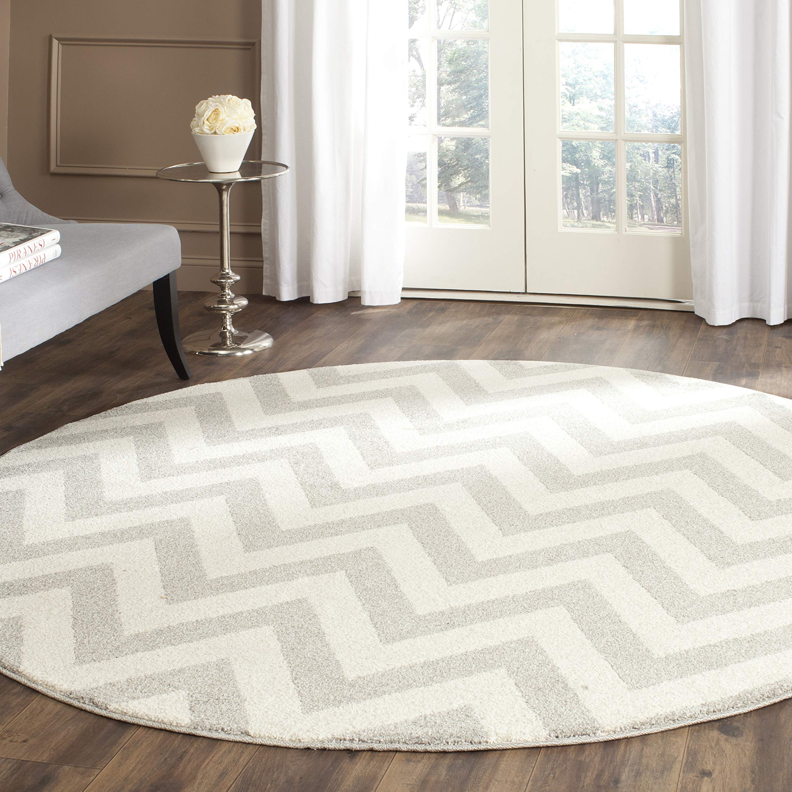 SAFAVIEH Amherst Collection 7' Round Chevron Area Rug - Light Grey/Beige (AMT419B) | Non-Shedding & Durable | Perfect for Dining Room, Living Room, Bedroom, Entryway & Foyer Decor