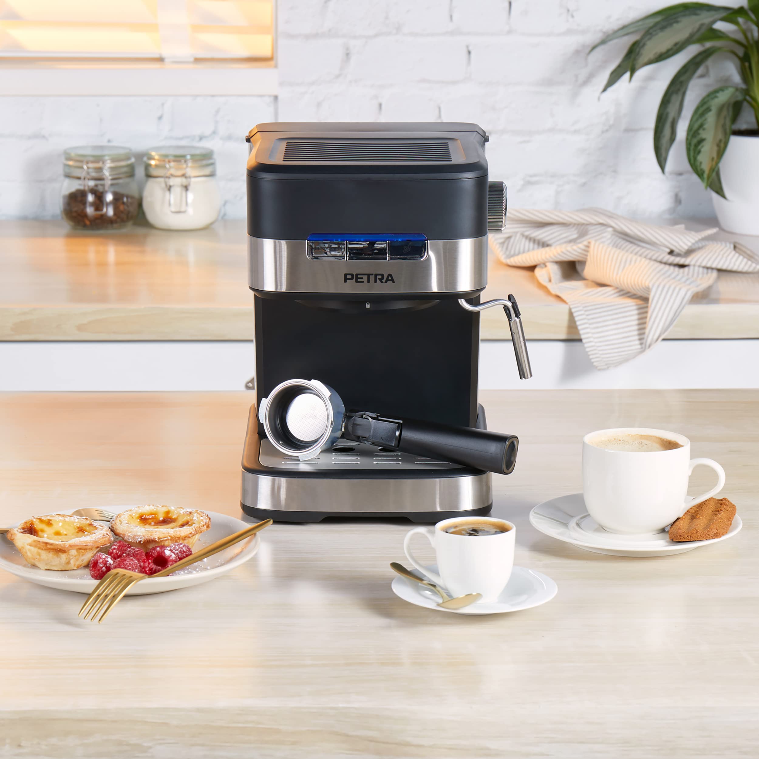 Petra PT4623VDEEU7 Professional Espresso Coffee Machine - Electric Coffee Maker for 1-2 Cups, Cappuccino & Latte - 15 Bar Pump, BPA-Free, Compatible with Ground Coffee - 1.5L Water Tank, 850W - Perfect for Home & Office Use