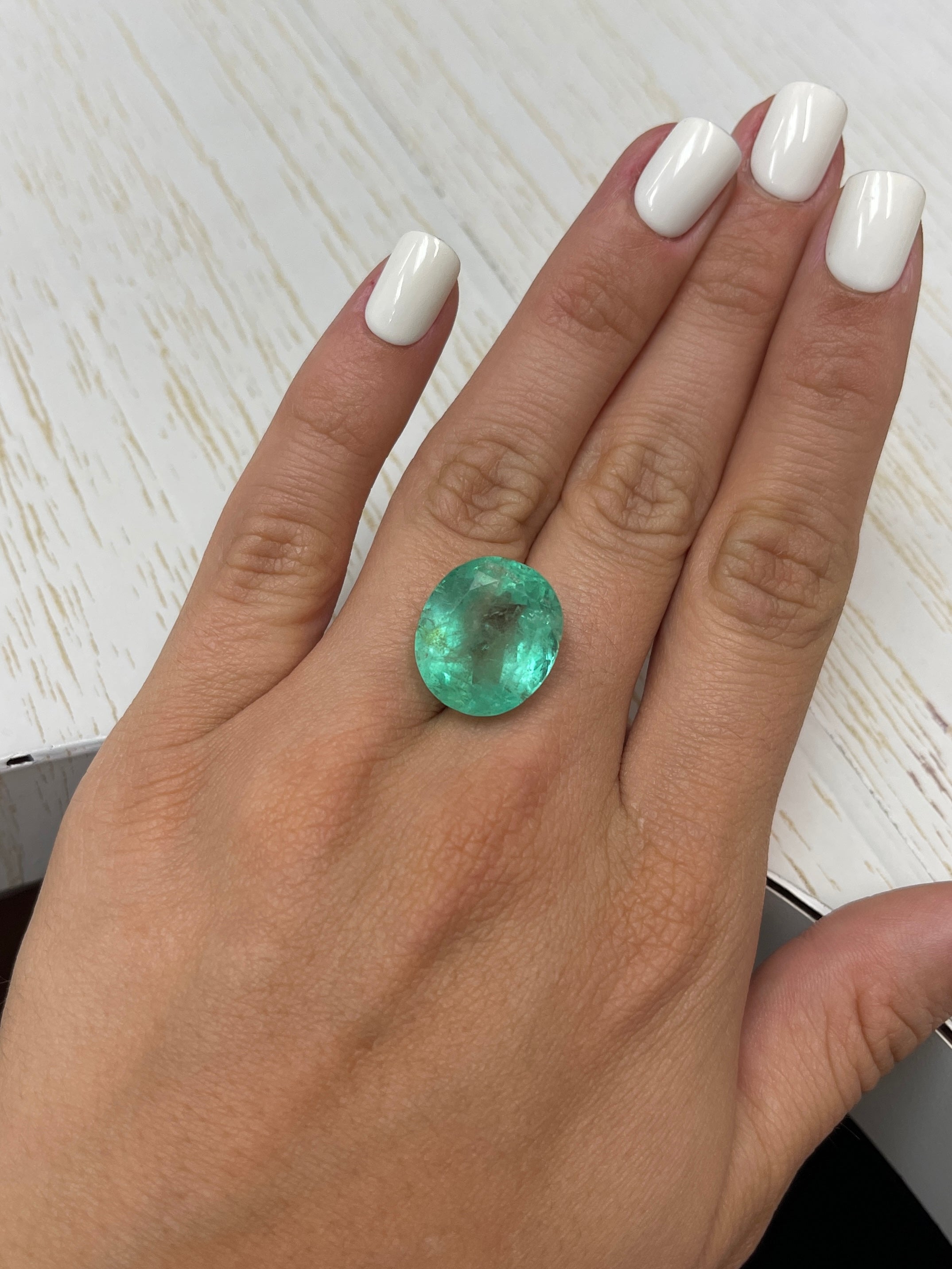 21.95 Carat Natural Colombian Emerald - Minty Green Oval Cut Loose Gemstone for Jewelry Making, Engagement Rings & Luxury Gifts