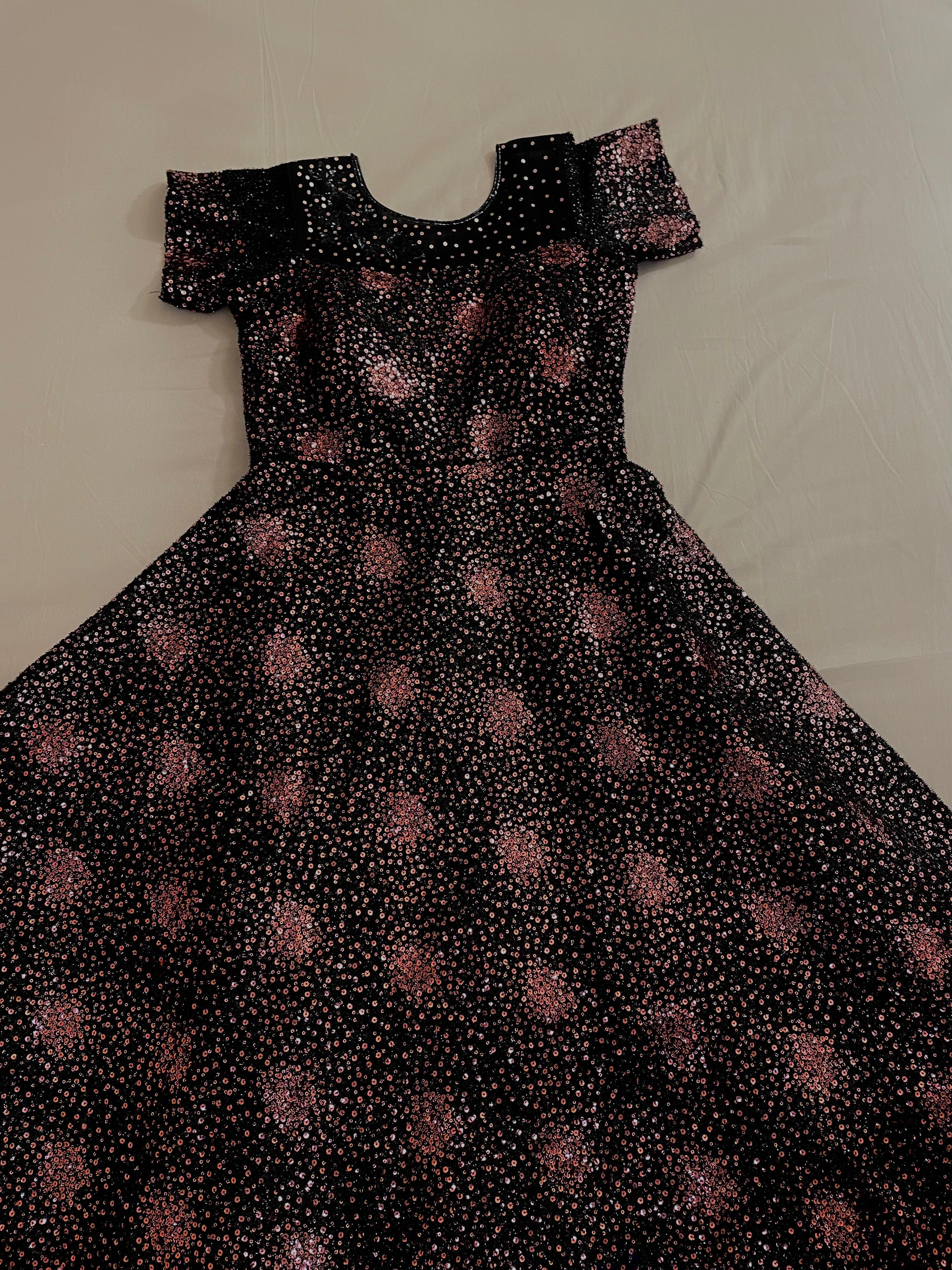 Elegant Long Black Evening Gown with Pale Pink Sequins - Perfect for Prom, Gala & Formal Events