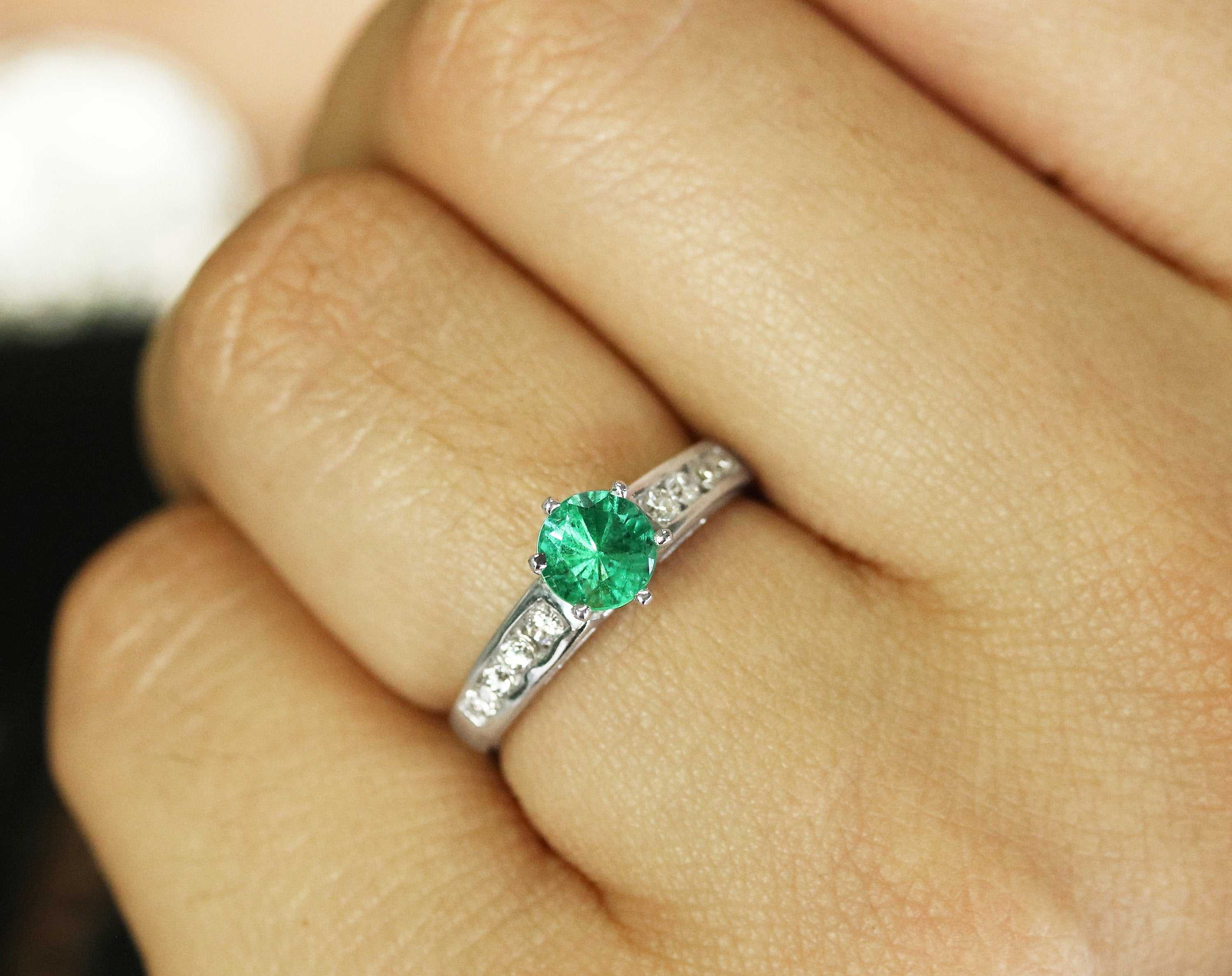 1.0tcw Round Brazilian Emerald & Diamond Engagement Ring for Women - Elegant Wedding, Proposal, Anniversary Gift - Perfect for Bridal, Evening Wear & Special Occasions