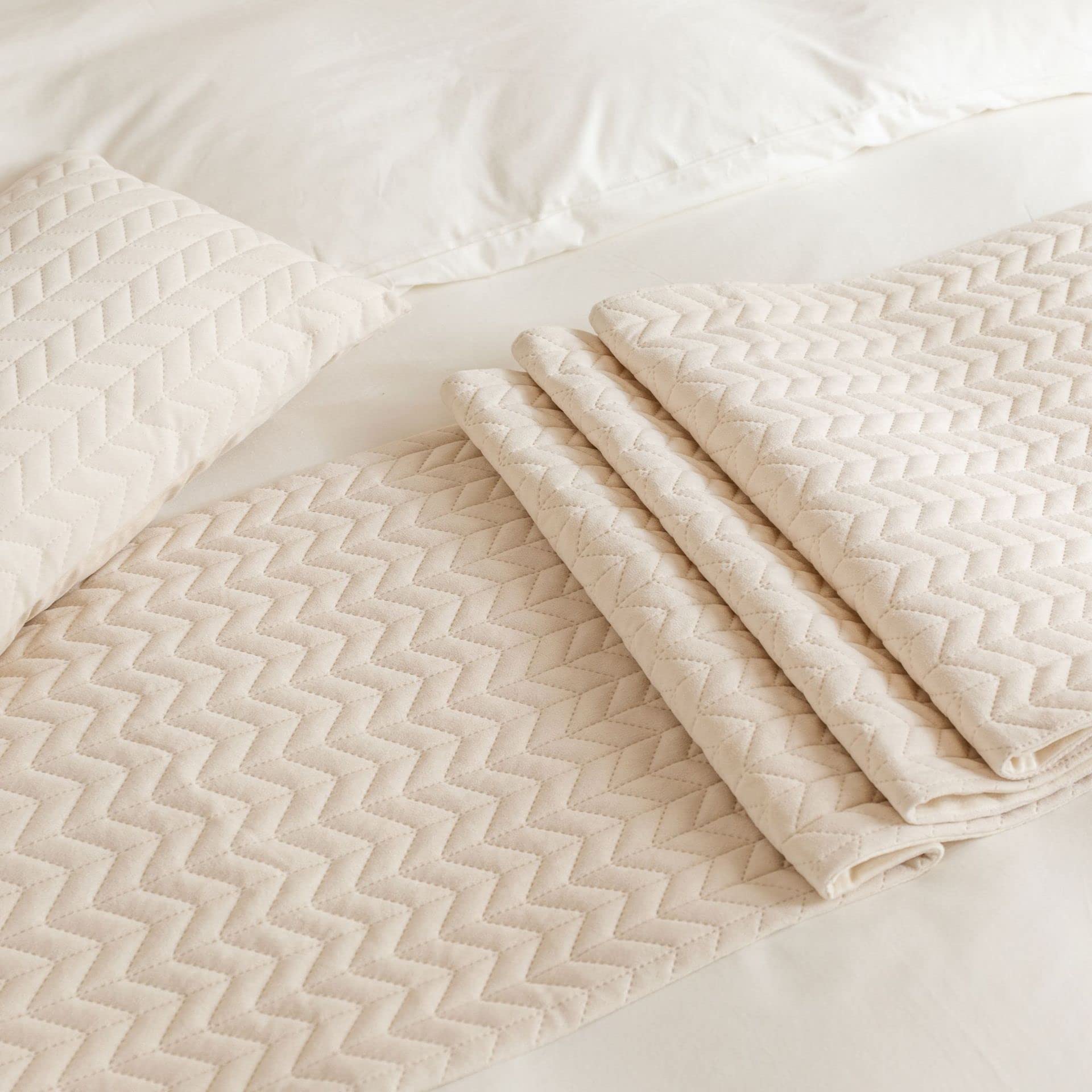 Quilted Wave Pattern Fleece Bed Runner - Soft and Cozy Bed Throw for Foot of Bed, Twin/Twin XL Size, Beige - Perfect for Bedroom Decor, Hotel Use, and Bed Scarf Protection