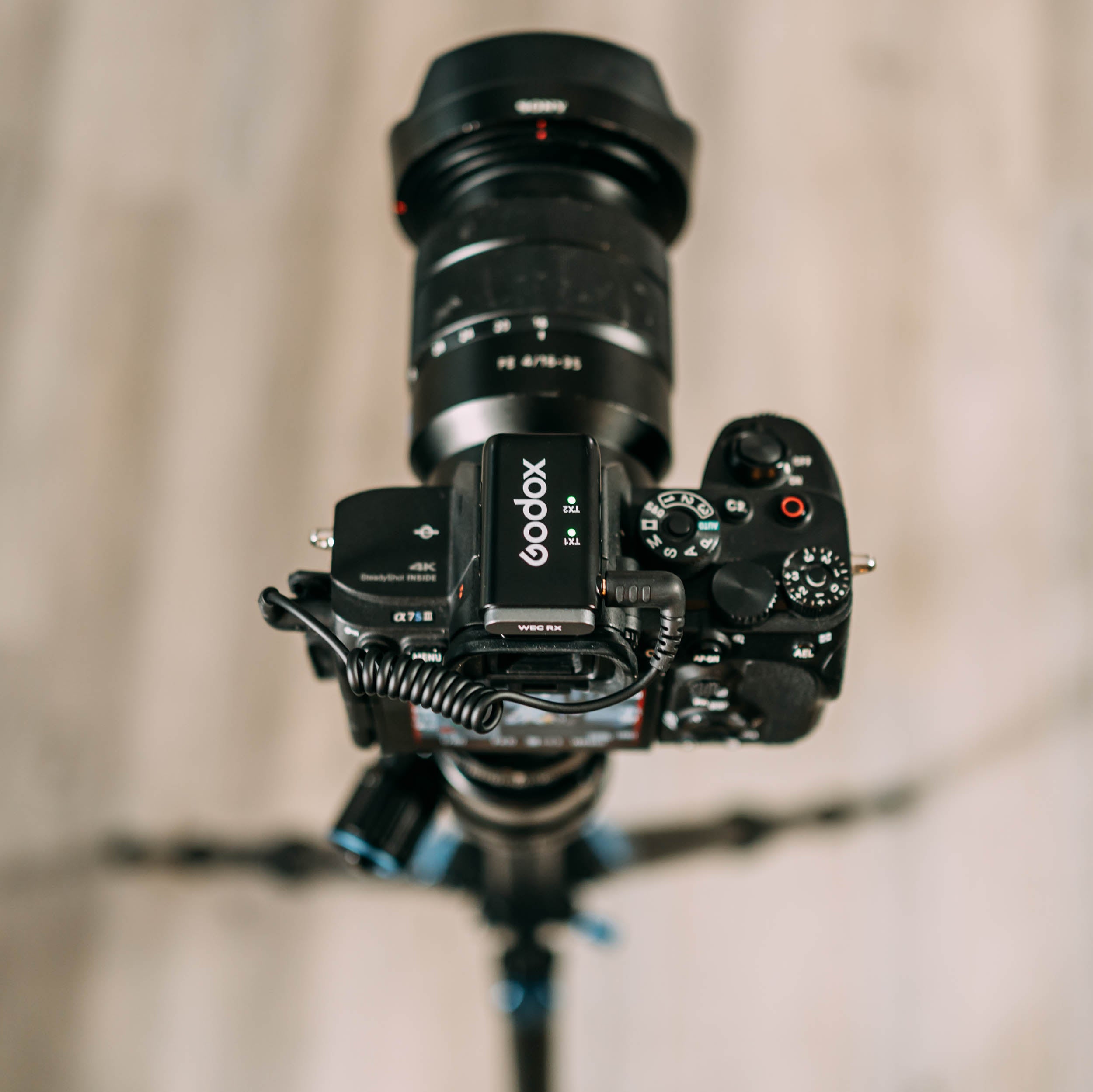WEC Kit 2 2.4GHz Wireless Omnidirectional Lavalier Microphone System for YouTube, Vlogging, Interviews, and Live Streaming - Professional Hands-Free Mic with Noise Cancellation