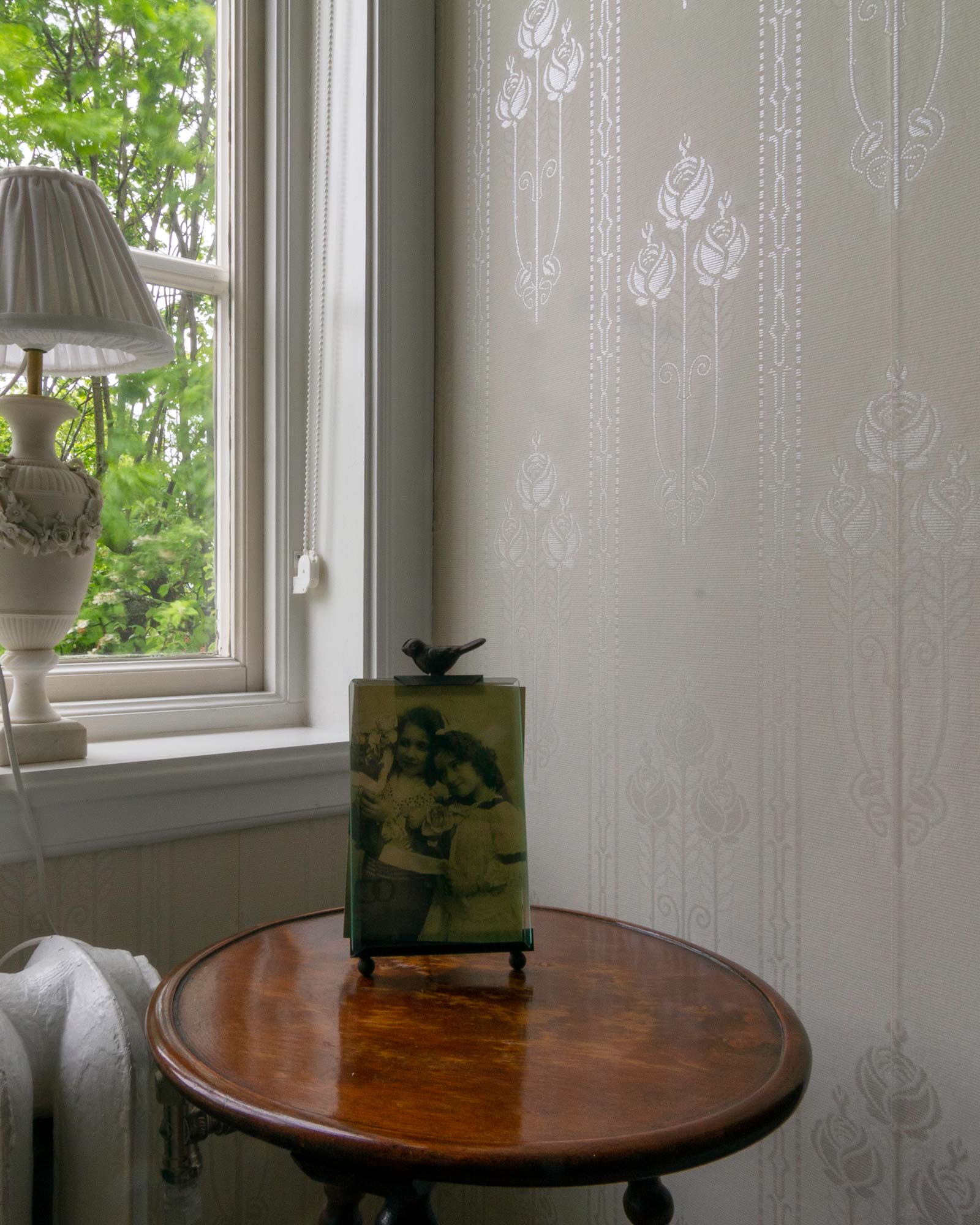 Lim & Handtryck Wallpaper Jugendros Gray-White with Glitter - Perfect for Living Room, Bedroom, and Home Decor