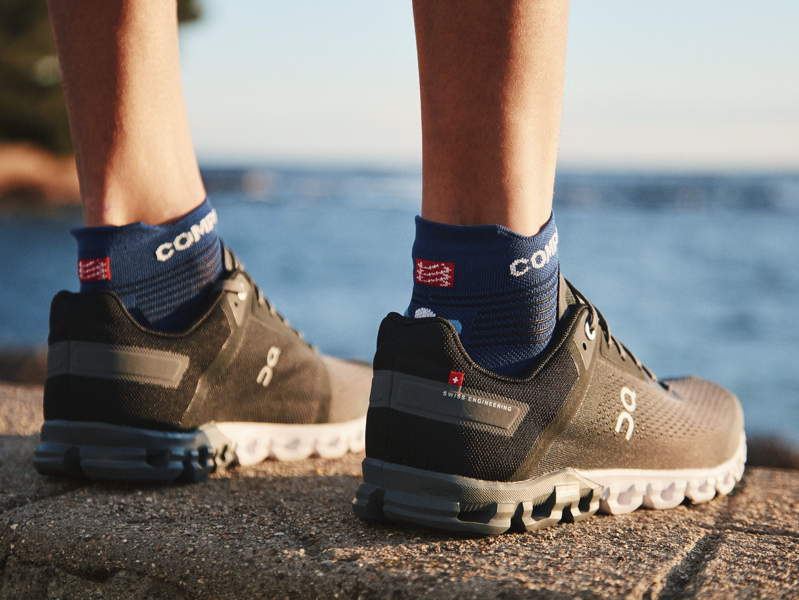 Compressport Pro Racing Socks v4.0 - Unisex Running Socks for Marathon & Training - Lightweight Performance Socks in Sodalite/Fluo Blue - Ideal for Runners, Athletes & Fitness Enthusiasts