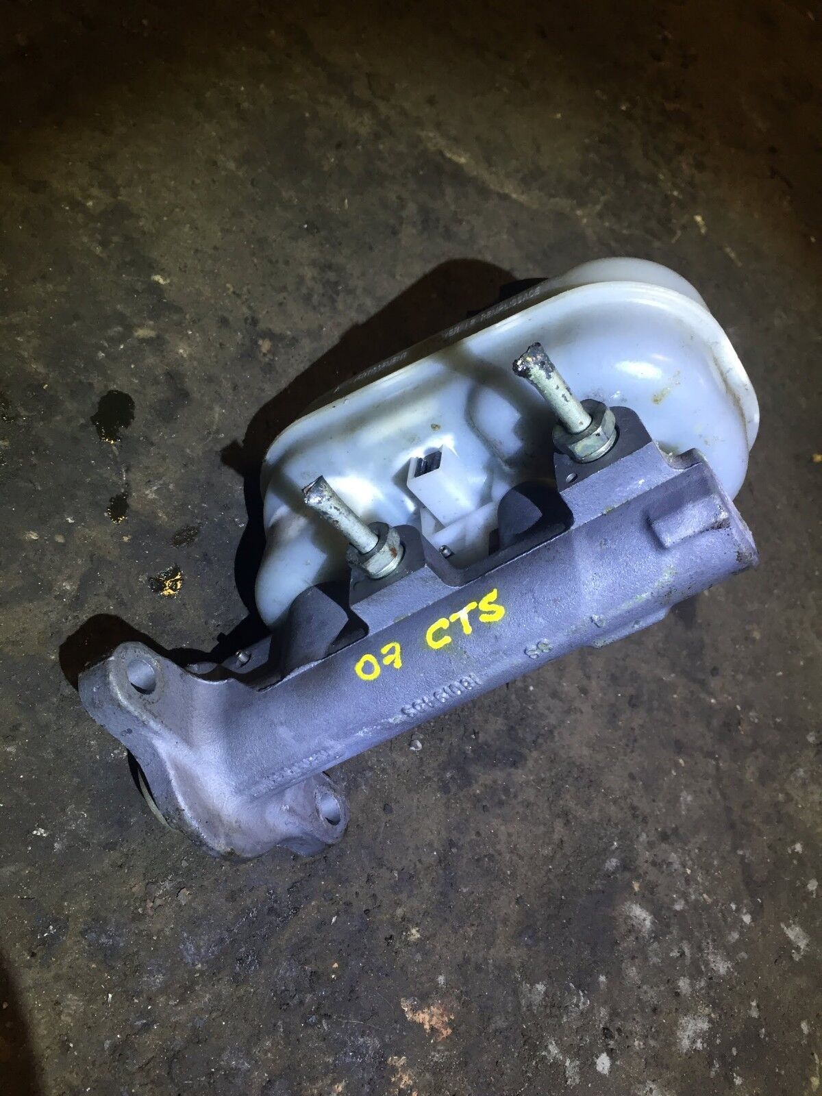 05 06 07 Cadillac CTS Brake Master Cylinder OEM Replacement - High Performance Braking System for Smooth Driving & Safety