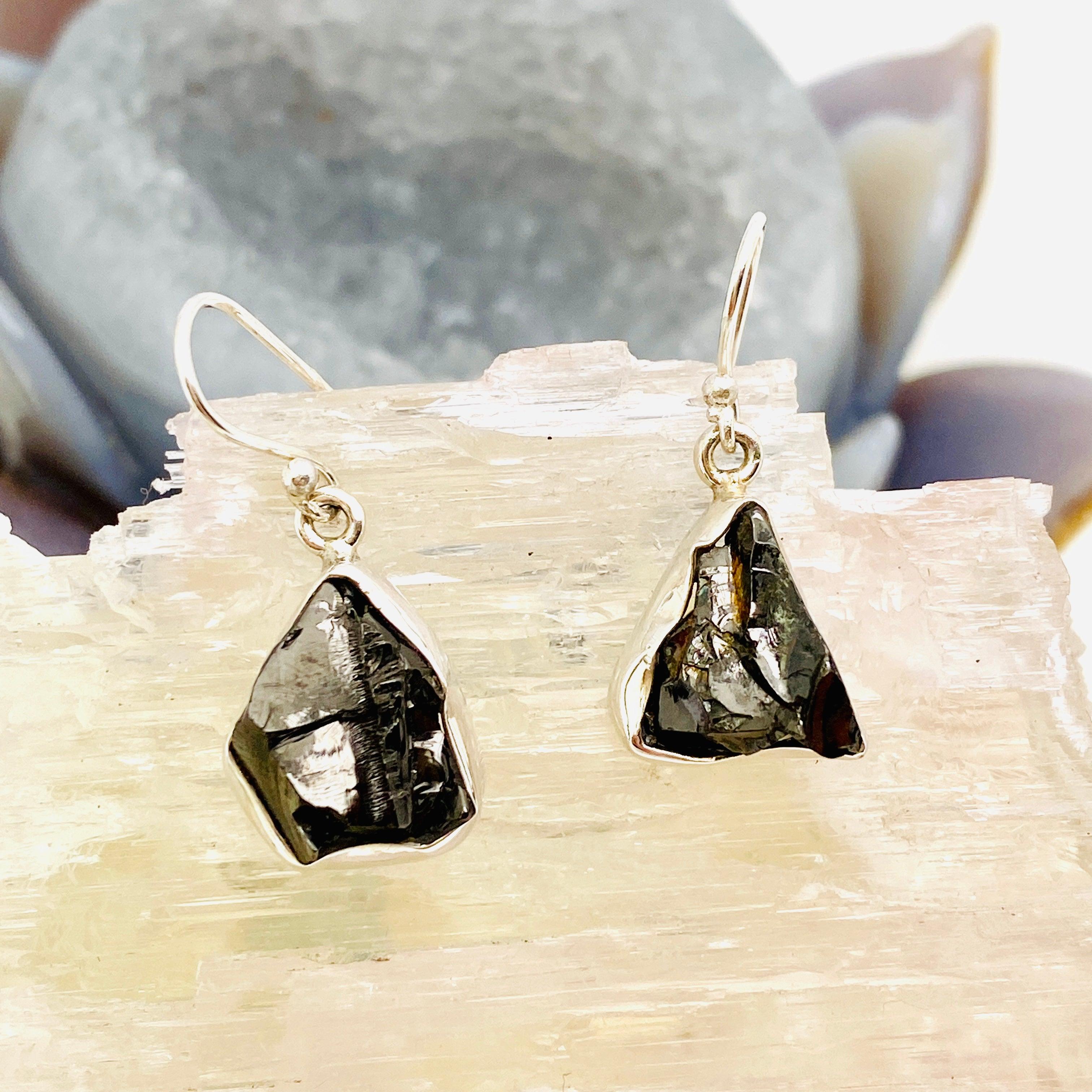 Shungite Raw Stone Earrings for Women – Natural Healing Crystal Jewelry for EMF Protection, Stress Relief & Positive Energy – Perfect for Meditation, Yoga & Daily Wear