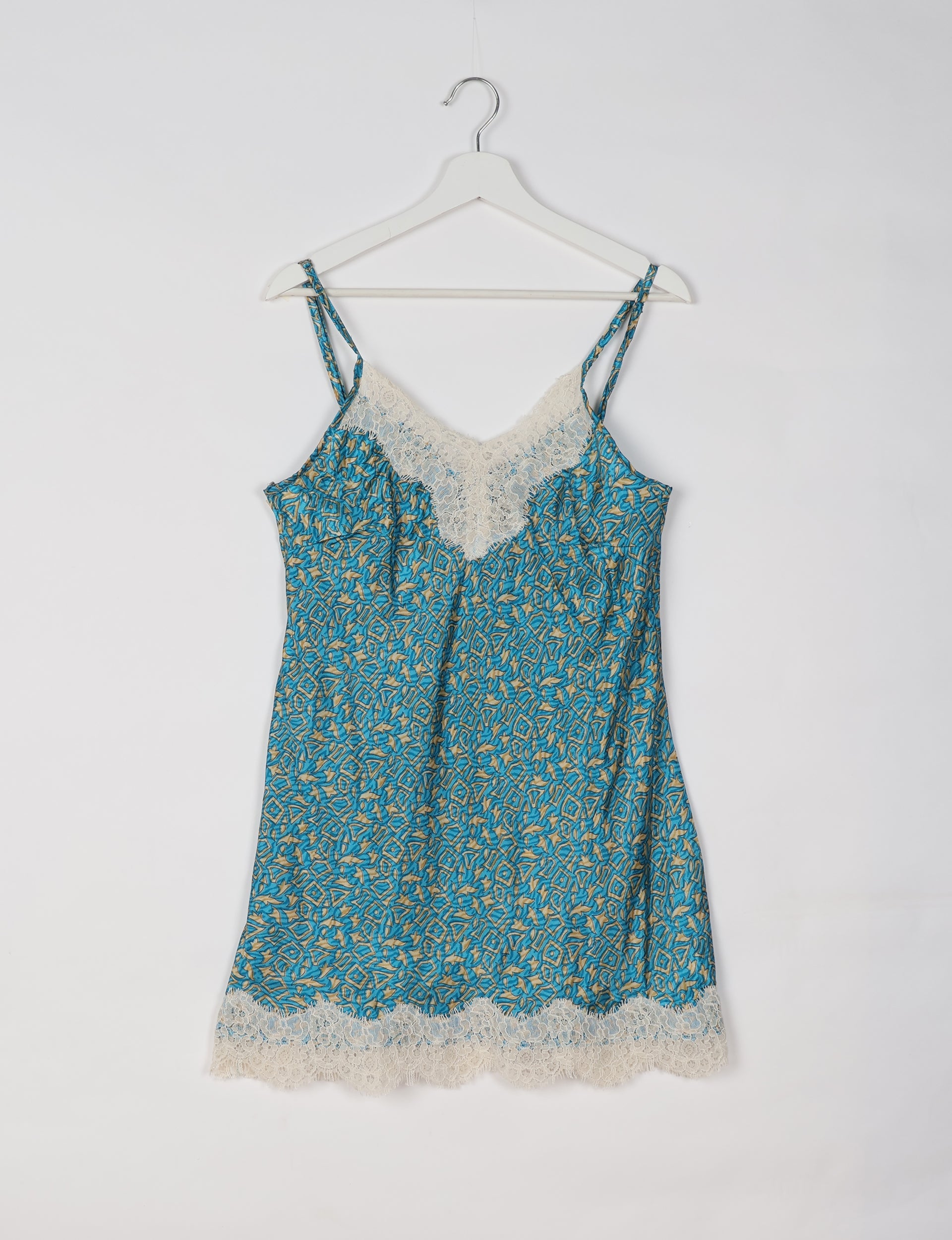 Women's Comfortable Night Dress Size M - Soft Sleepwear for Relaxing at Home or Traveling