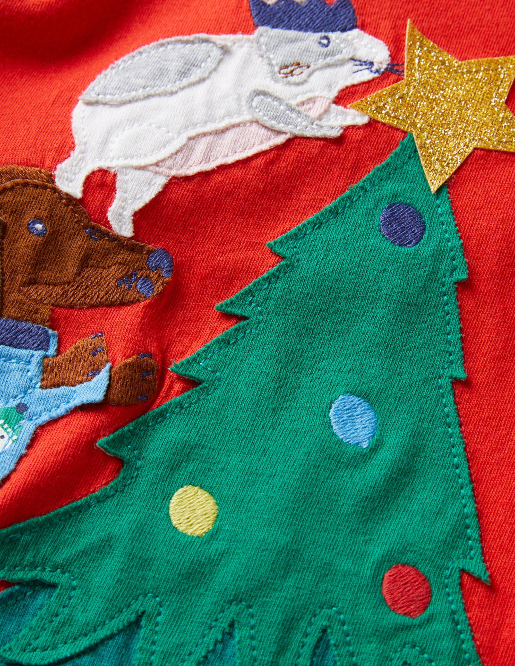 Festive Christmas Appliqué T-Shirt with Fire Red Tree Design - Perfect for Holiday Parties & Family Gatherings
