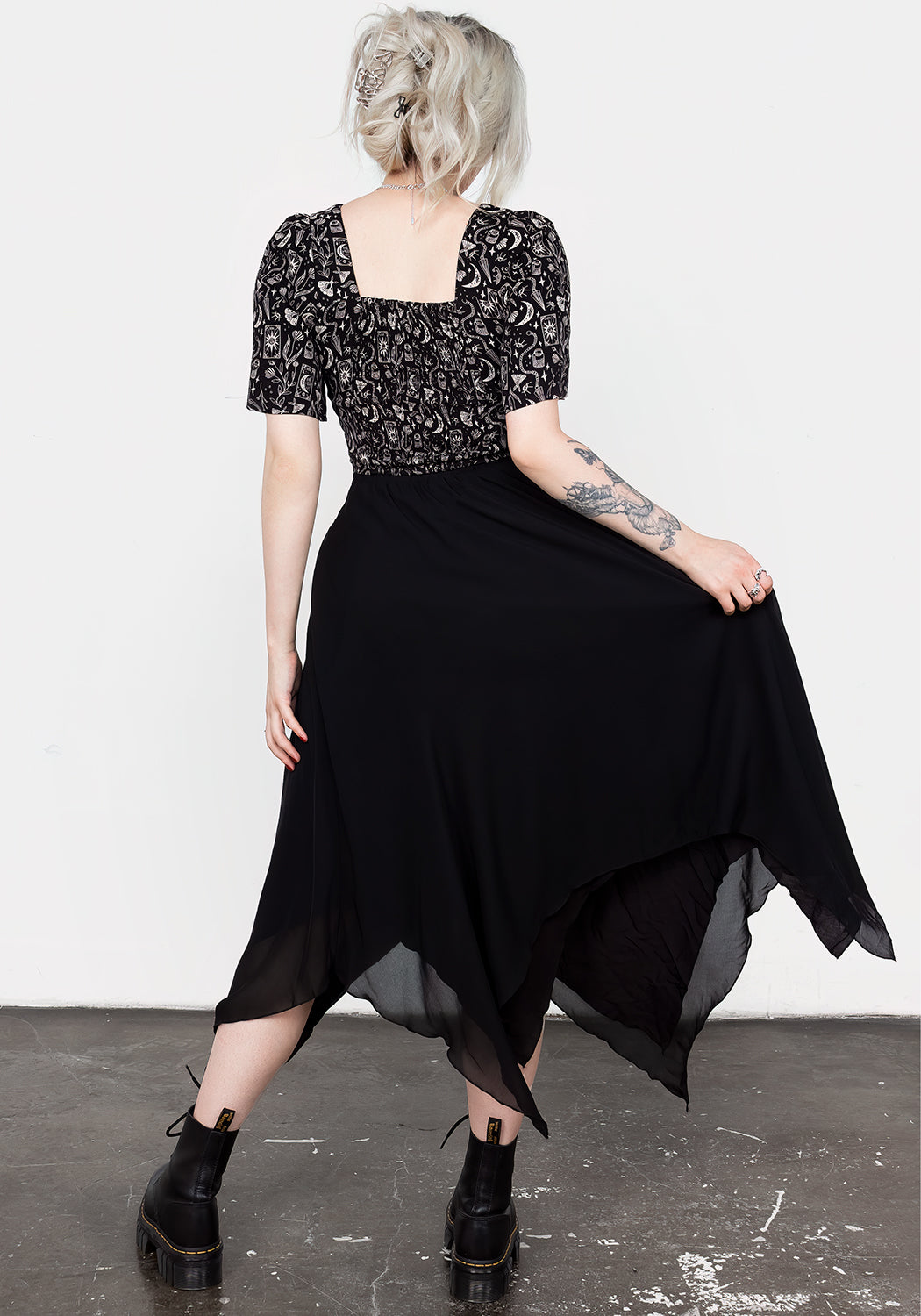 Stylish Craft Hook and Eye Crop Top for Women - Fashionable Summer Tops for Casual Outings, Beach Wear, and Music Festivals