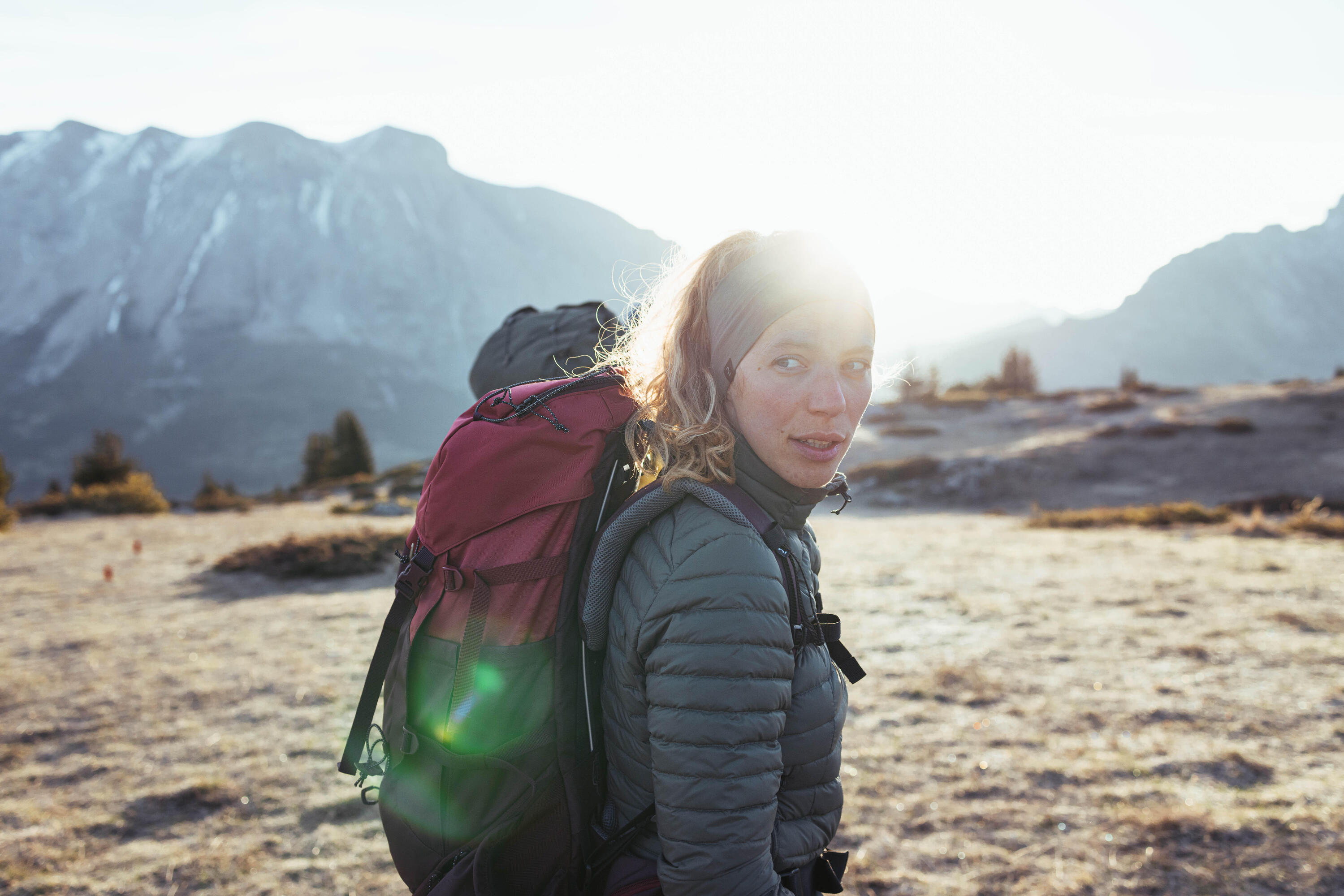 Simond Women's MT100 Easyfit 50L Backpacking Pack - Lightweight Hiking Backpack for Women with Adjustable Straps - Perfect for Camping, Trekking & Outdoor Adventures