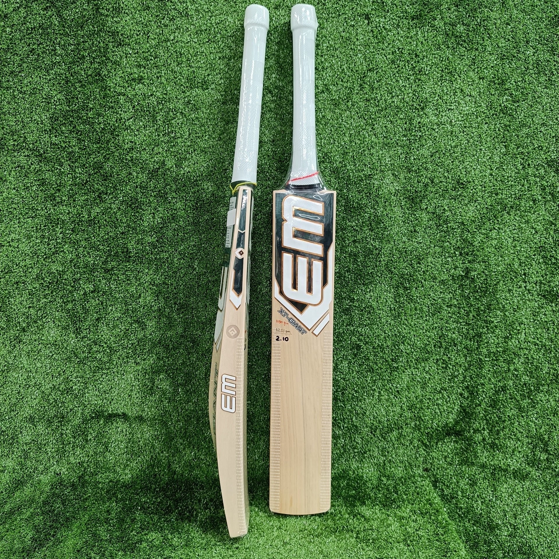 Premium EM XT Giant Willow Cricket Bat - Professional Grade for Enhanced Performance - Perfect for Matches, Training, and Competitive Play