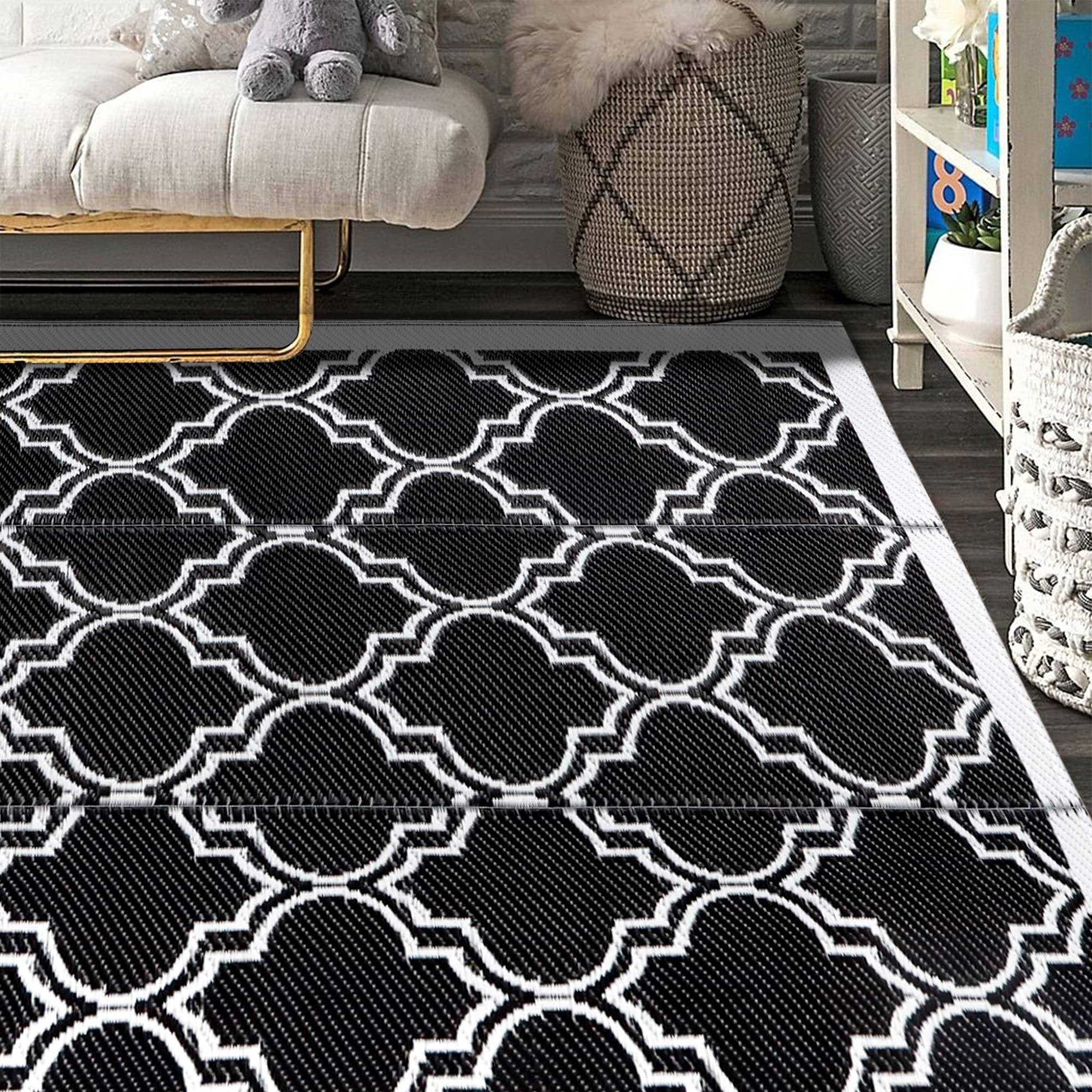 SAND MINE Reversible Plastic Straw Rug - Modern Indoor Outdoor Area Rug, Large Floor Mat for RV, Patio, Deck, Backyard, Beach, Camping - Durable & Stylish 4'x6' Black & White Quatrefoil Design - Perfect for Picnics, Trailers, and Coastal Living Spaces