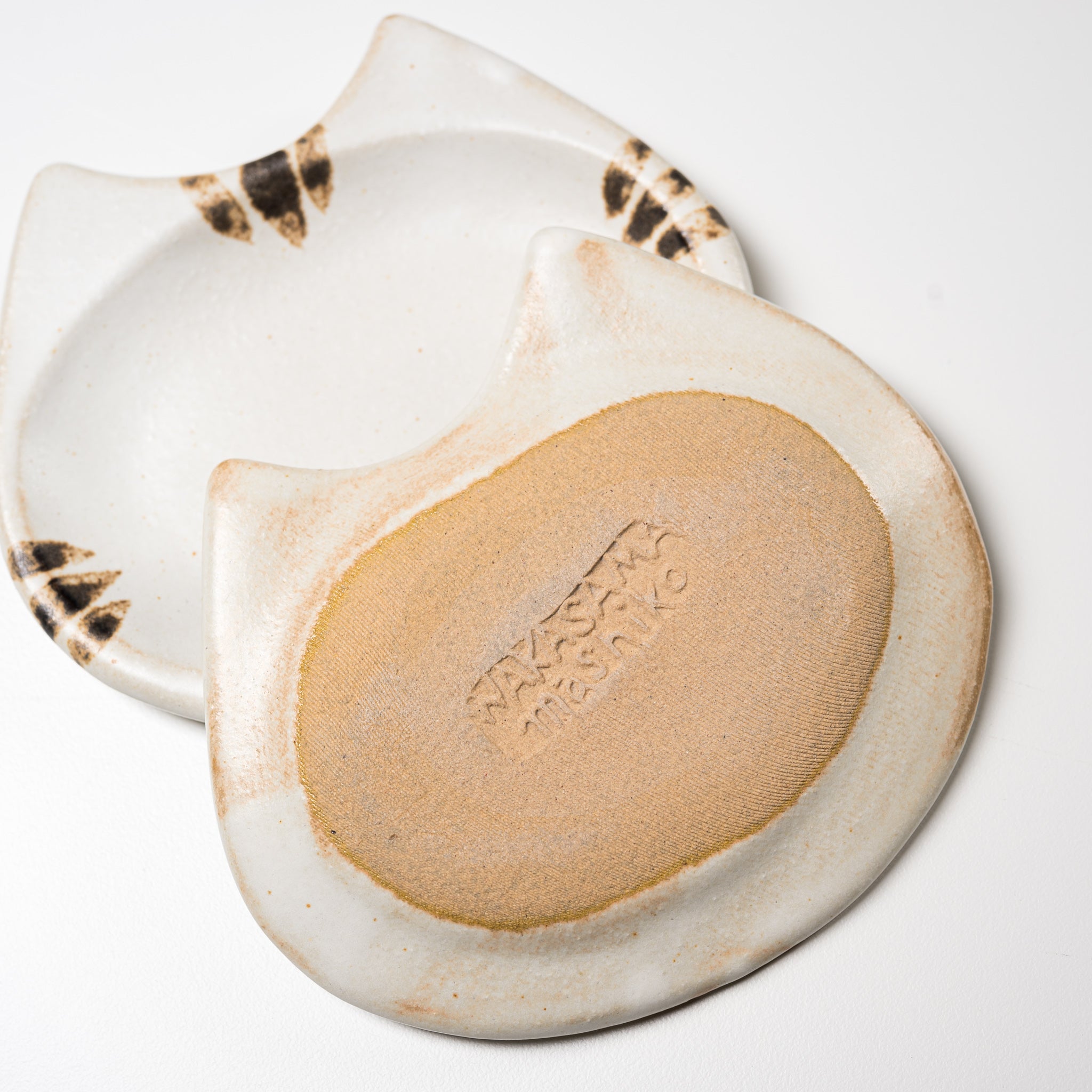 Wakasama Kiln Cat Regular Dish 11cm - 2 Cute Japanese Ceramic Cat Plate Patterns for Home Decor & Gifts | Perfect for Dining, Display, or Collectibles