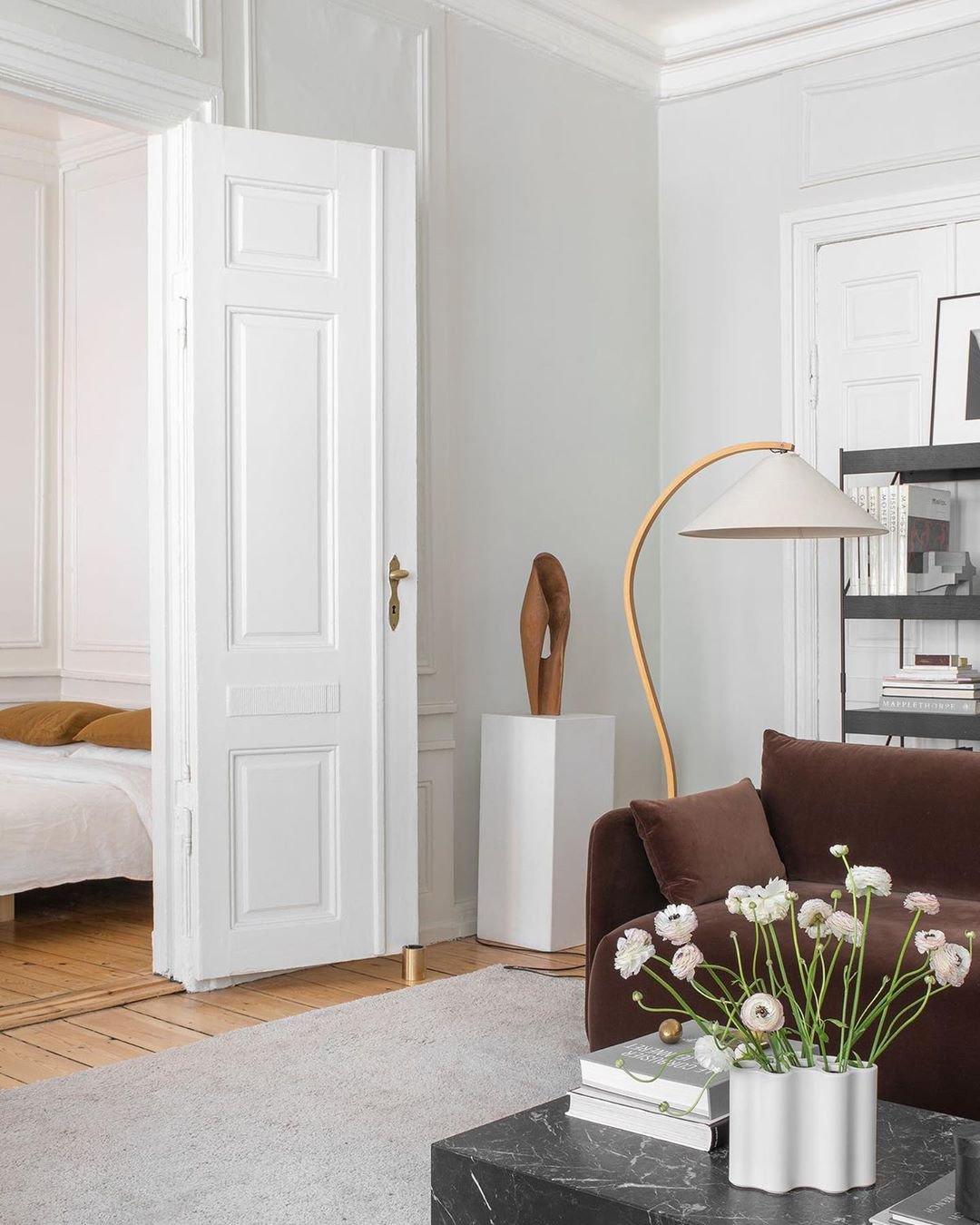 Modern Caprani Floor Lamp - Adjustable LED Standing Light for Living Room, Bedroom & Office - Brighten Your Space with Stylish Home Decor Lighting