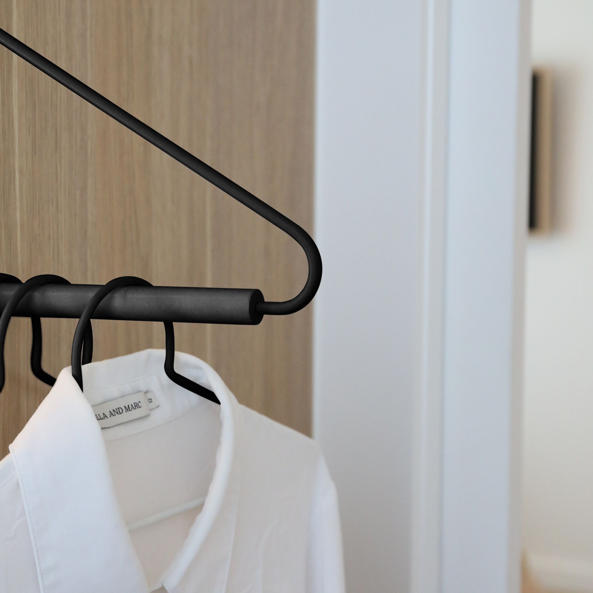 DESIGNSTUFF Curve Clothes Rack - Freestanding Garment Organizer for Bedroom & Closet, Space-Saving Black Metal Clothing Rack with Wheels - Perfect for Hanging Coats, Dresses & Accessories