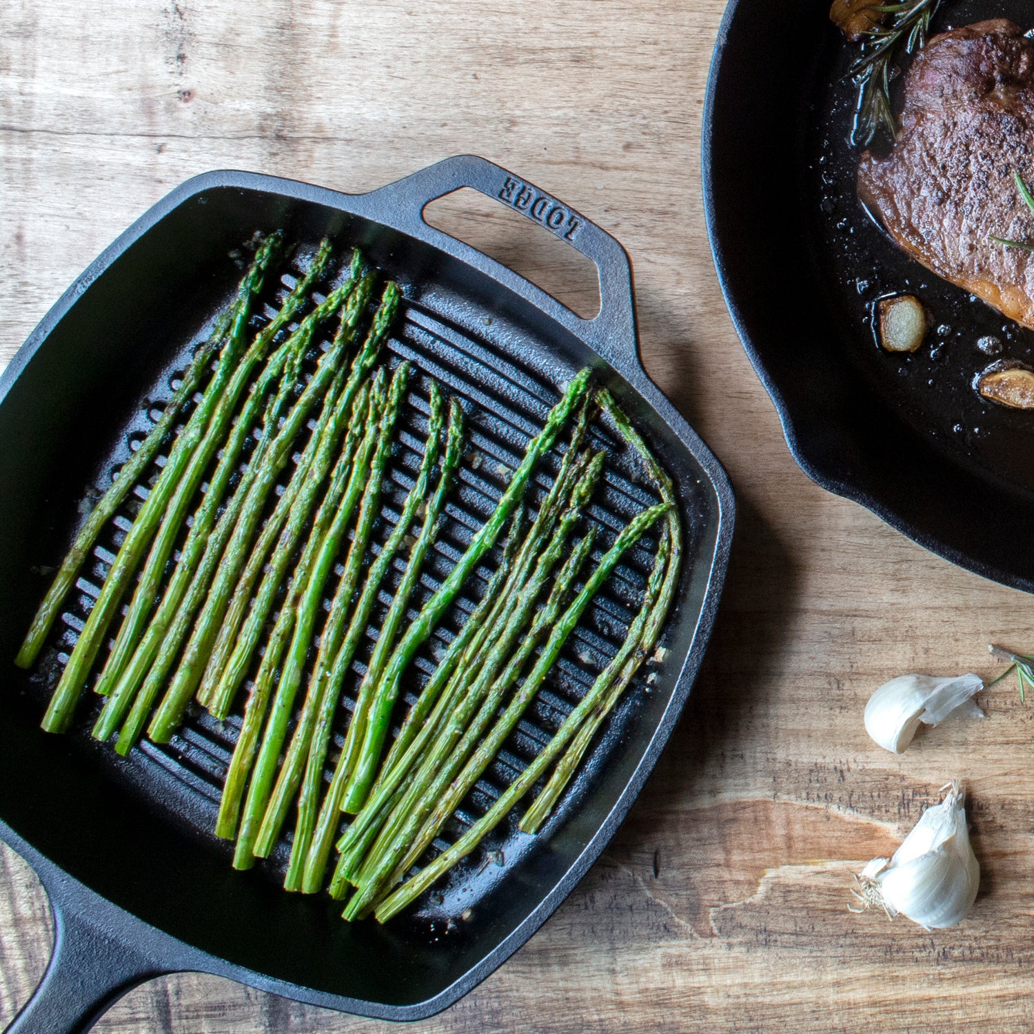 Premium Cast Iron Wildlife Series Square Grill Pan - 26cm Non-Stick Griddle for Outdoor Camping, BBQ & Indoor Cooking - Perfect for Steaks, Burgers & Pancakes