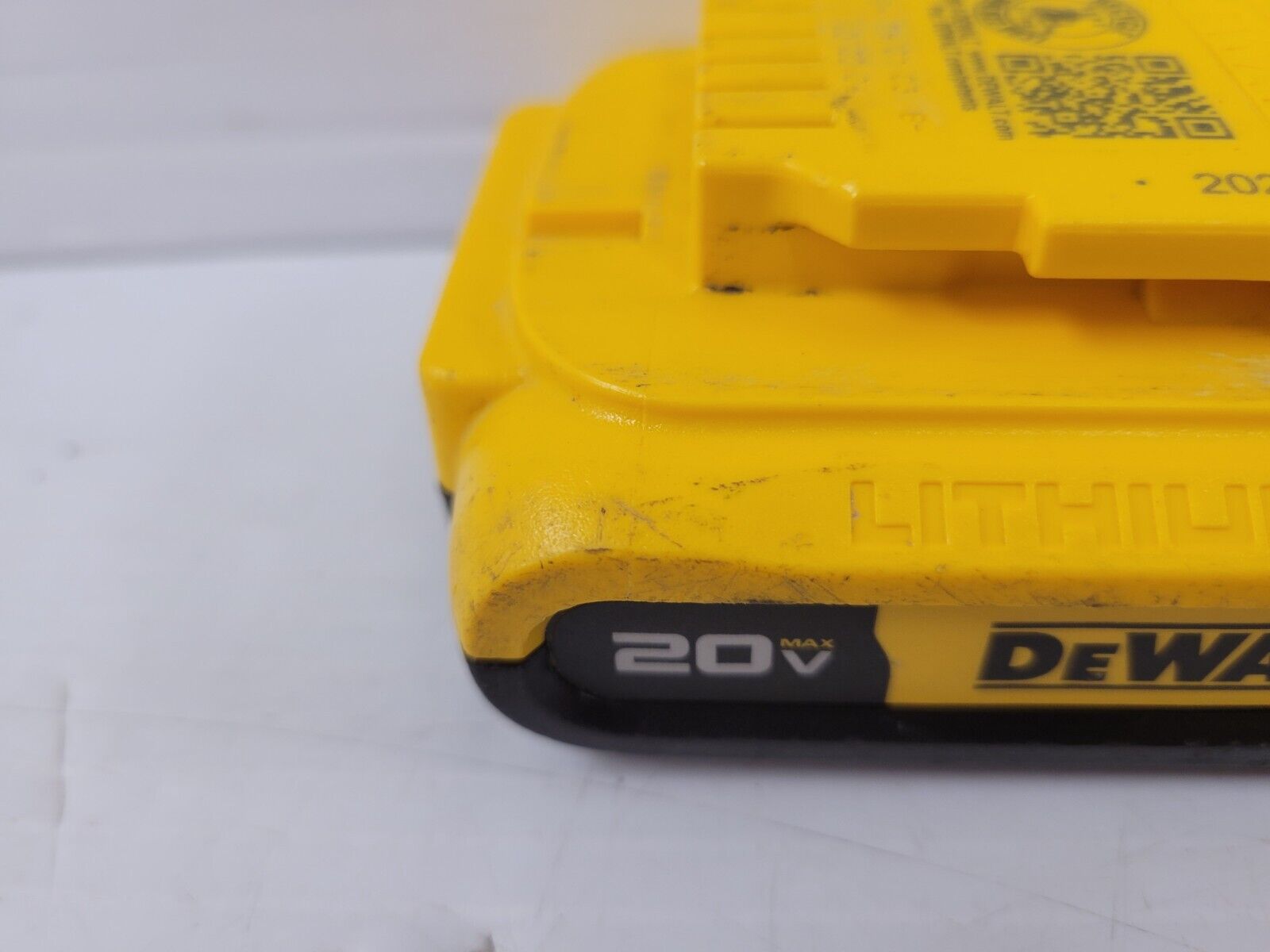 DEWALT DCB203 20V MAX Lithium-Ion Battery 2.0Ah Replacement for Power Tools - Compatible with Drills, Saws & Outdoor Equipment - Perfect for DIY Projects & Professional Construction Work