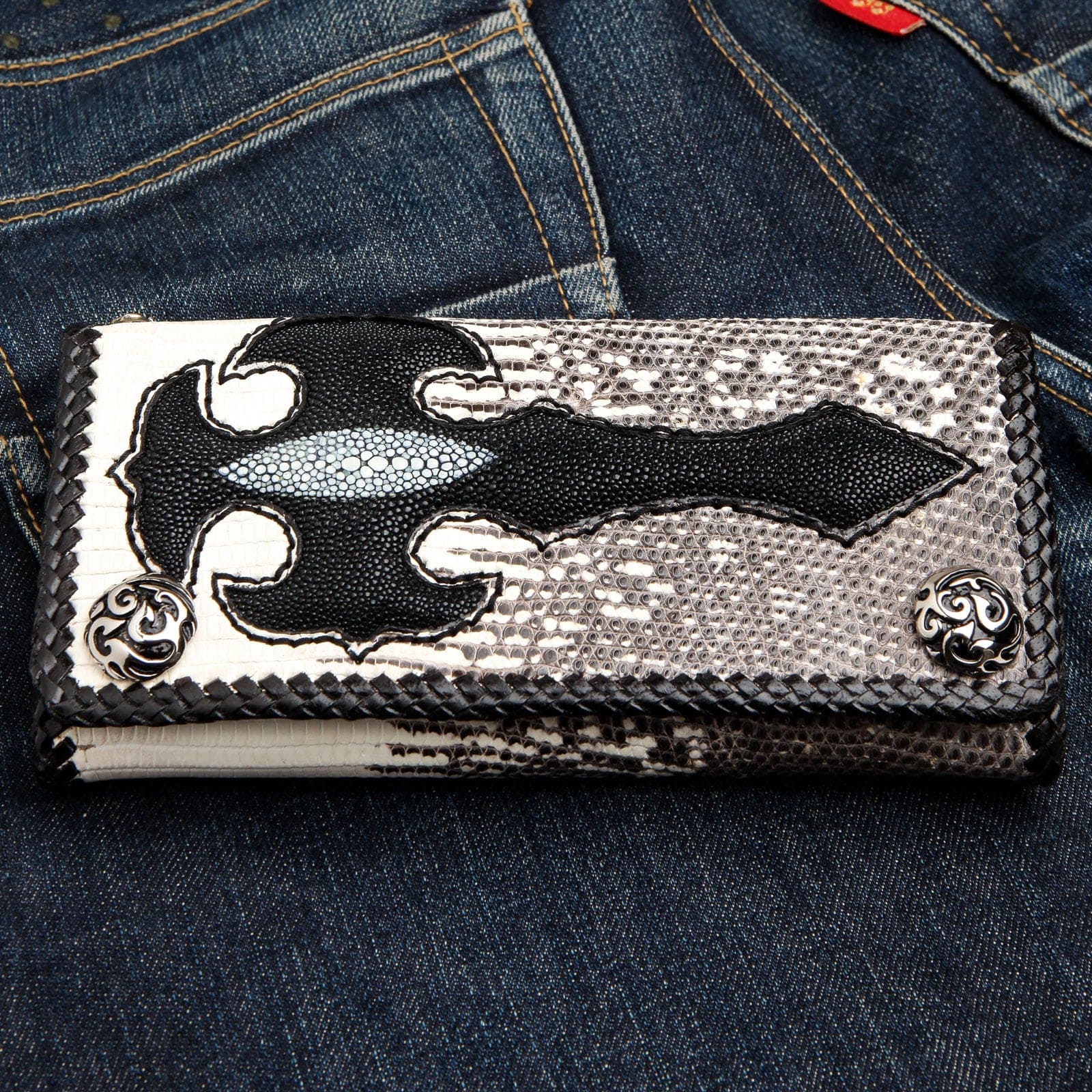 Black Stingray Gray Leather Long Gothic Biker Wallet for Men - Stylish RFID Blocking Chain Wallet for Motorcycle Riders & Bikers - Perfect for Everyday Use, Travel & Night Out