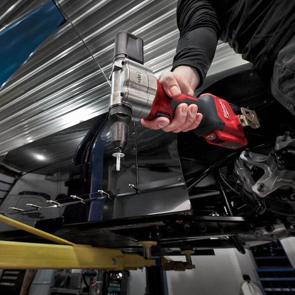 Milwaukee M12BPRT-201X Pop Rivet Tool Kit - Cordless Rivet Gun with Battery & Charger - Perfect for Metalworking, Automotive Repairs & DIY Projects