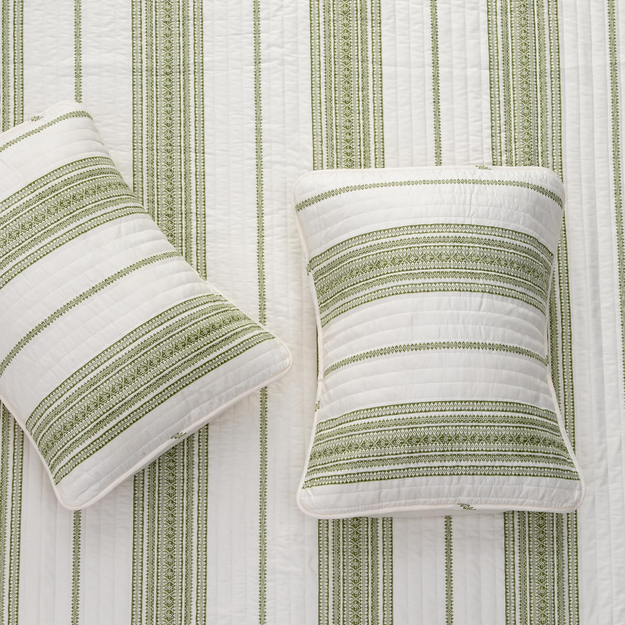 Twin/Twin XL Reversible Quilt Bedding Set - All Season Lightweight Bedspread Coverlet - Modern Striped White and Green Design (Includes Quilt + Pillow Sham) for Cozy Bedroom Decor & Guest Room Styling