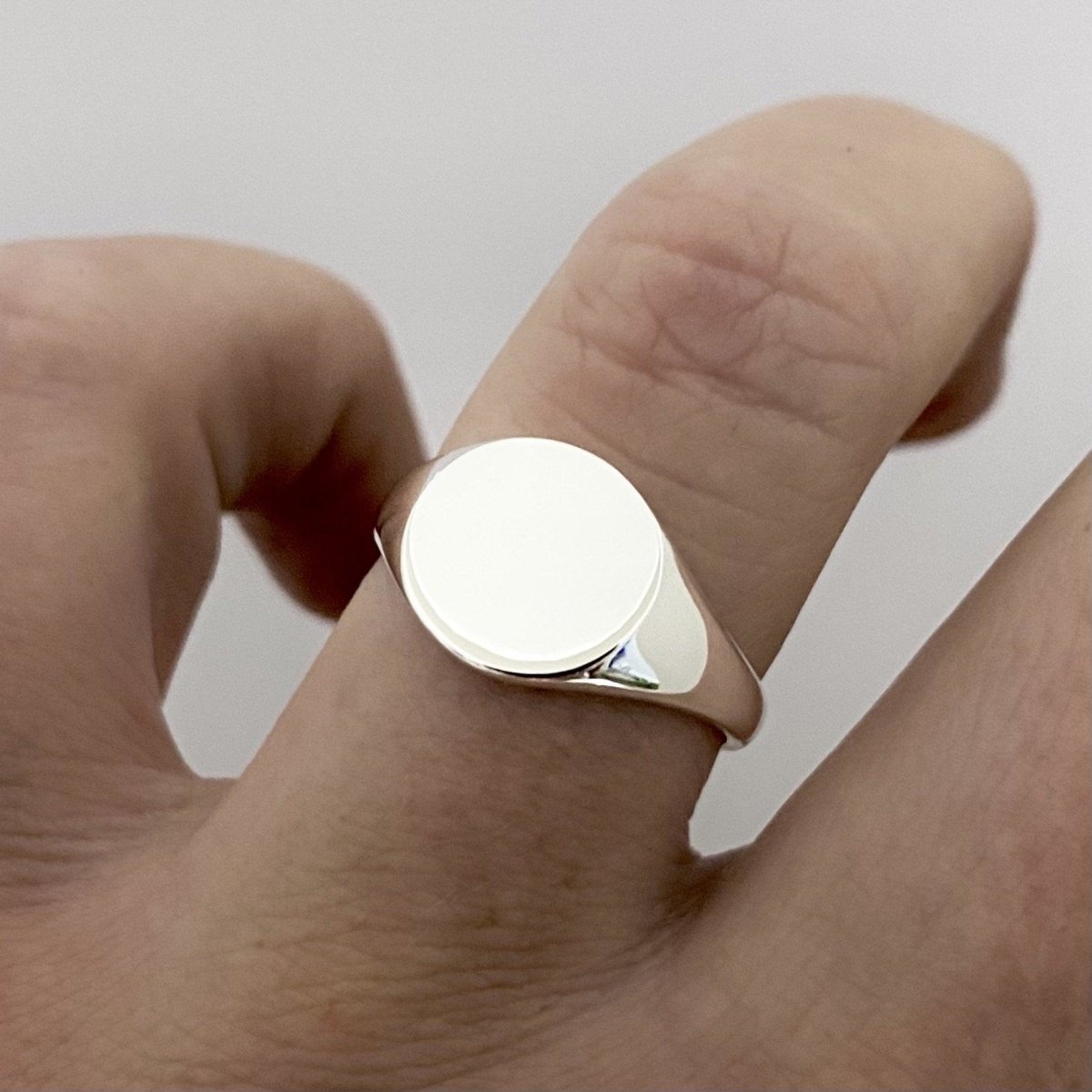 Laihas Prestige Sterling Silver Signet Ring - Classic Plain Round Design for Men & Women - Perfect for Engraving, Gifts & Everyday Wear