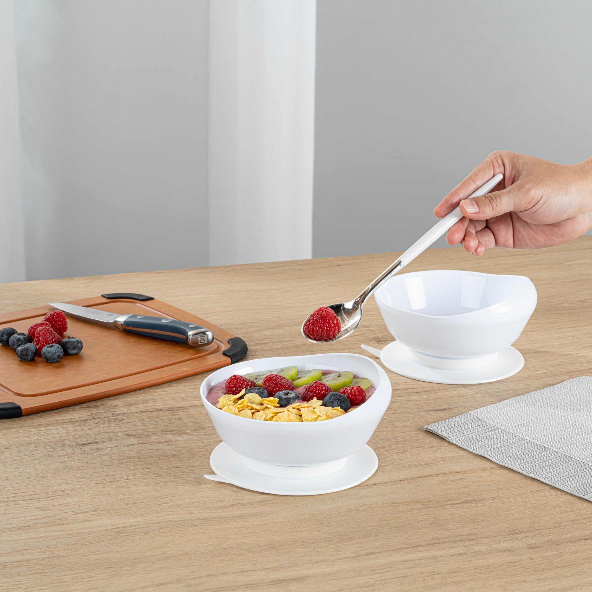 **Adapt Tek 19 oz Round White Plastic Scoop Bowl – Spill-Proof with Suction Base, 5.75