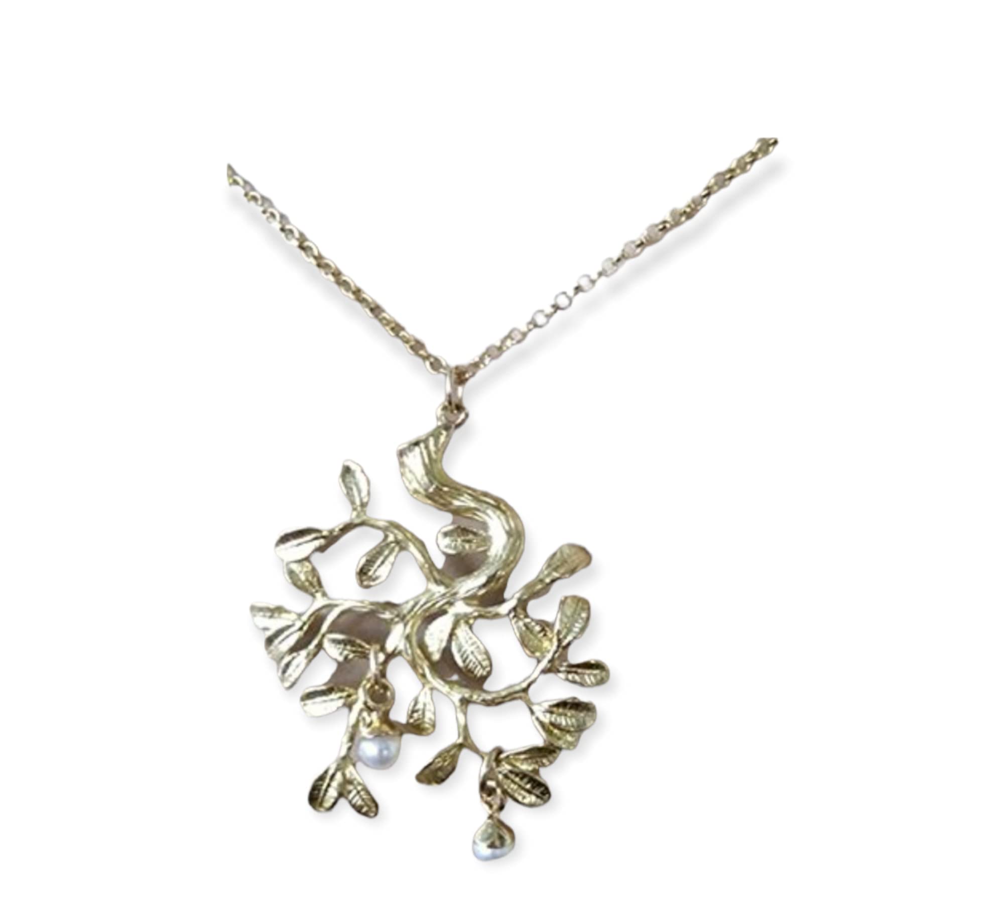 Gold Family Tree Necklace with White Freshwater Pearl Pendant - Personalized Mother's Day Gift Jewelry for Women - Elegant Gold Chain Necklace for Anniversary, Birthday & Special Occasions