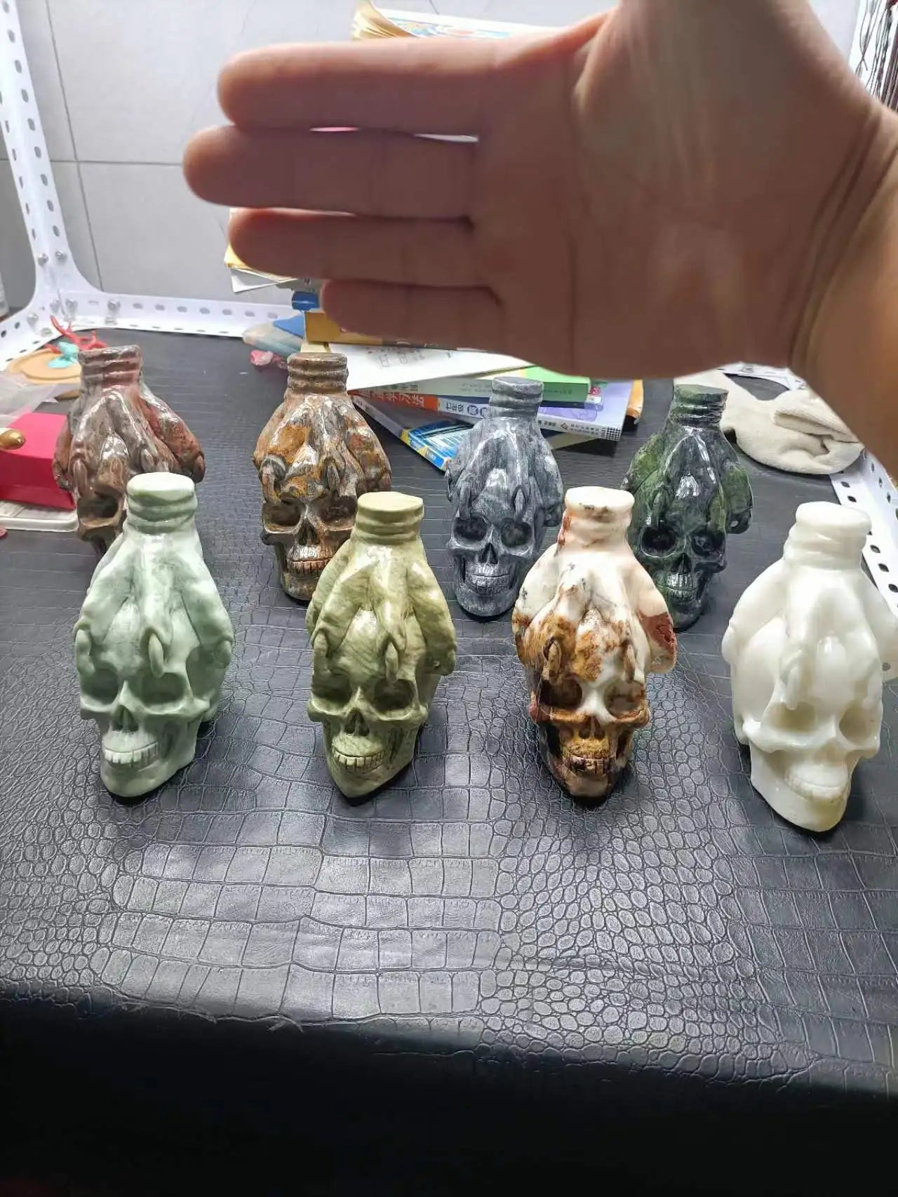 Natural Energy Sculpted Quartz Skull Claw - Reiki Healing Crystal, Unique Home Decor & Fashion Gift, Halloween Party Supplies (950-1200g, Random Color) - Perfect for Meditation, Spiritual Healing & Gothic Decor