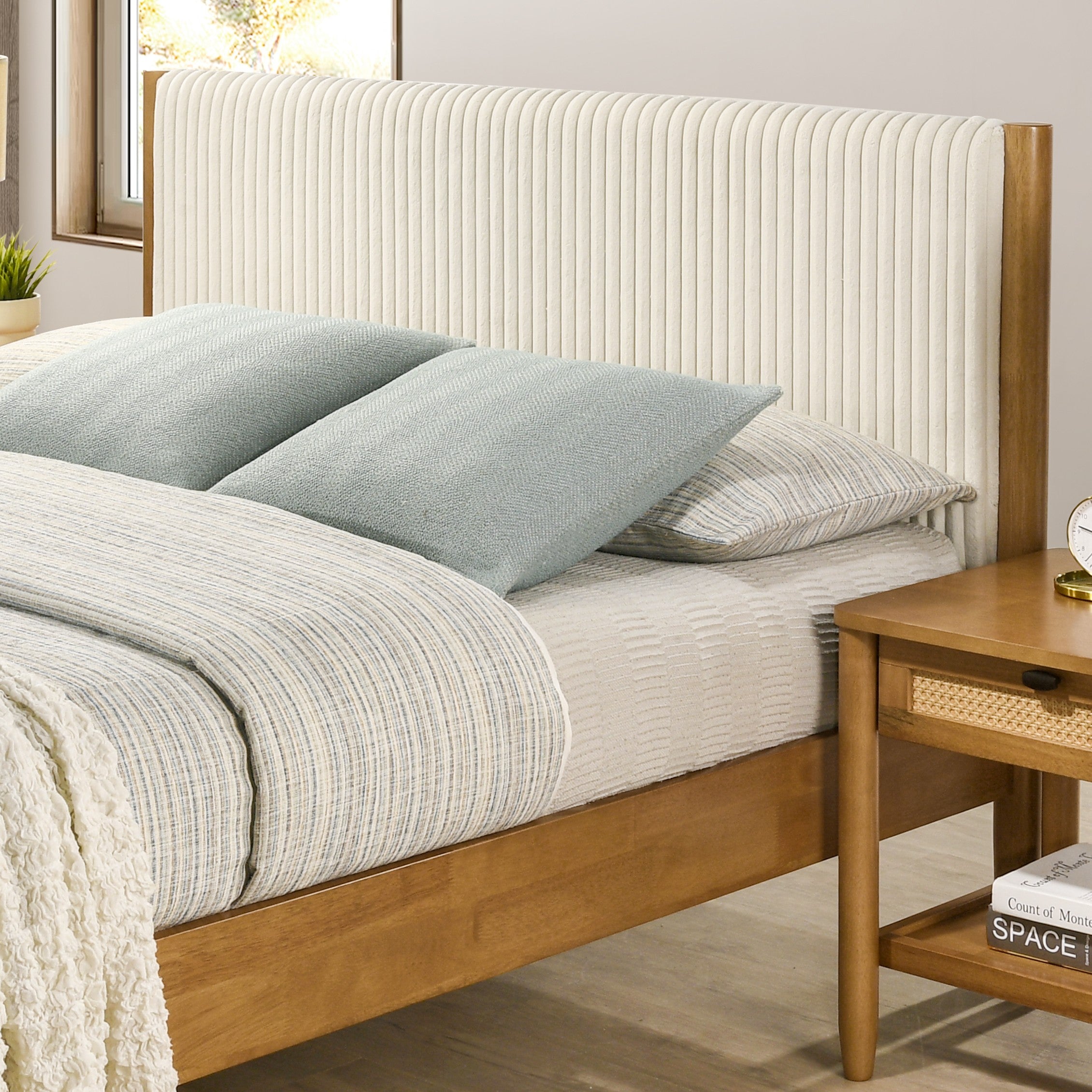 Roundhill Furniture Vichy Rubberwood Platform Bed in Light Walnut - Solid Wood Frame, Modern Minimalist Design for Bedroom, Guest Room or Dorm