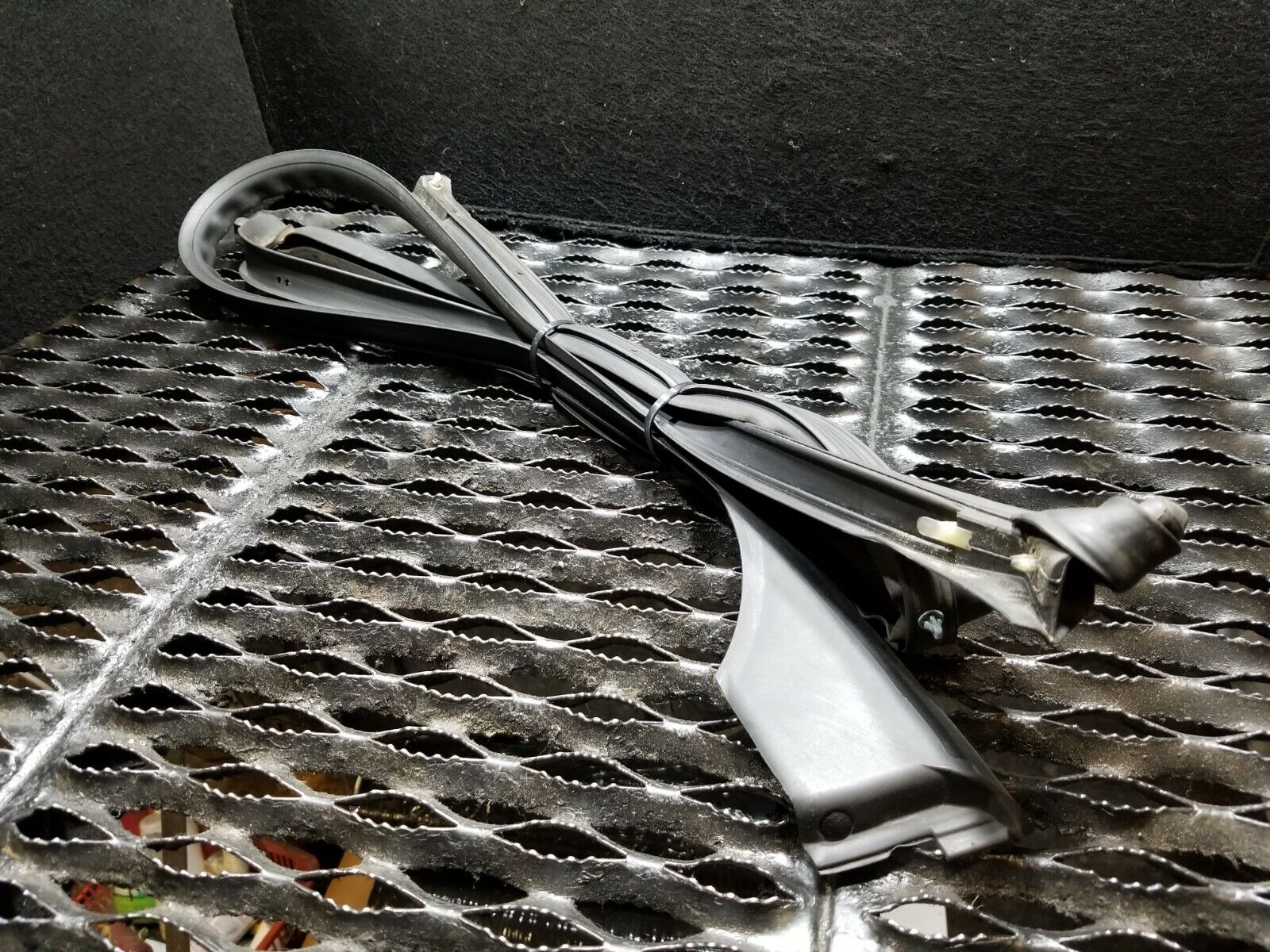 2004-2009 Jaguar XJ8 Front Right Passenger Door Weatherstrip Seal OEM Replacement - Perfect for Weatherproofing and Noise Reduction