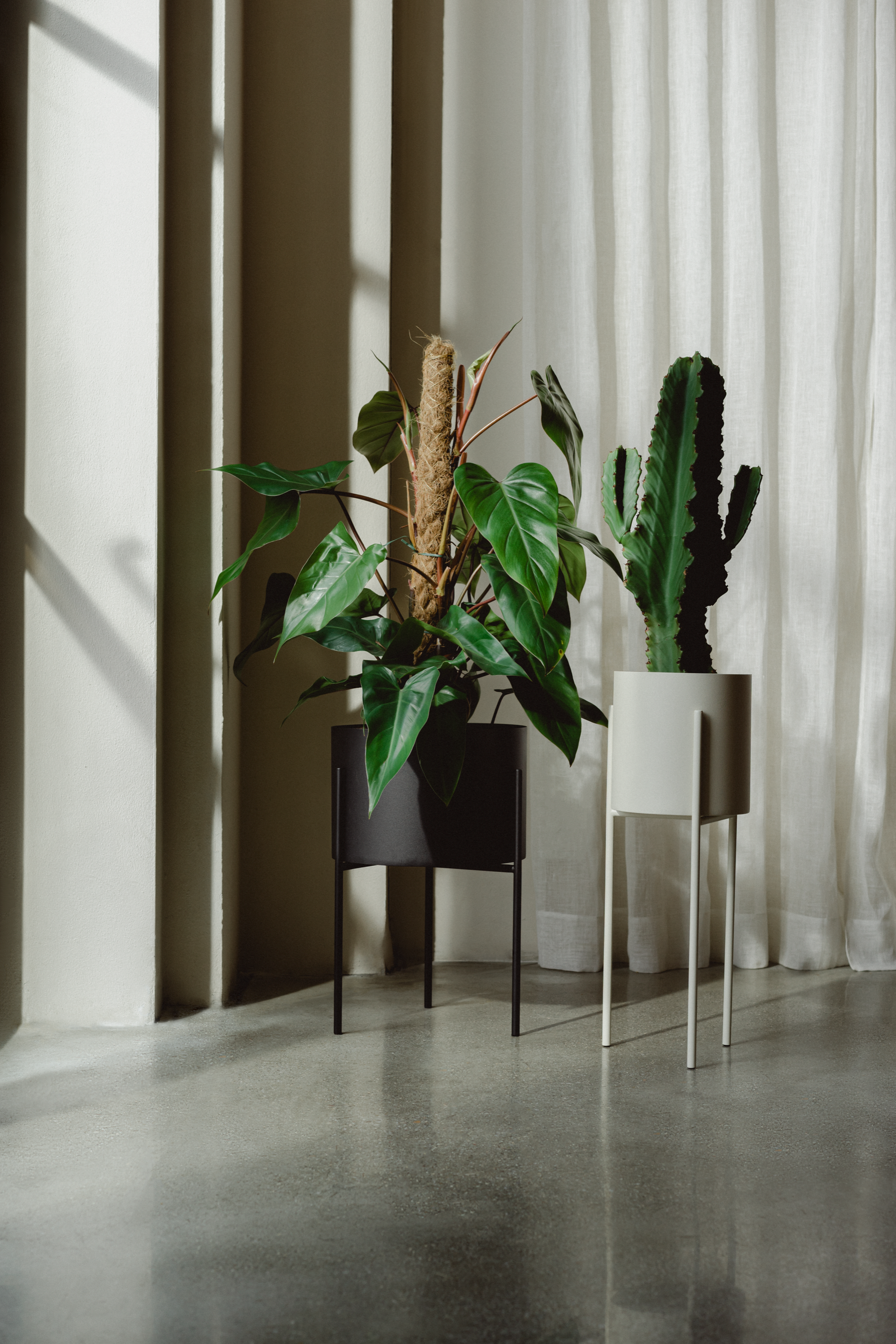 Modern Tall Maki Planter - Large Indoor/Outdoor Flower Pot for Plants, Succulents & Home Decor - Perfect for Living Room, Patio, Garden & Office Spaces