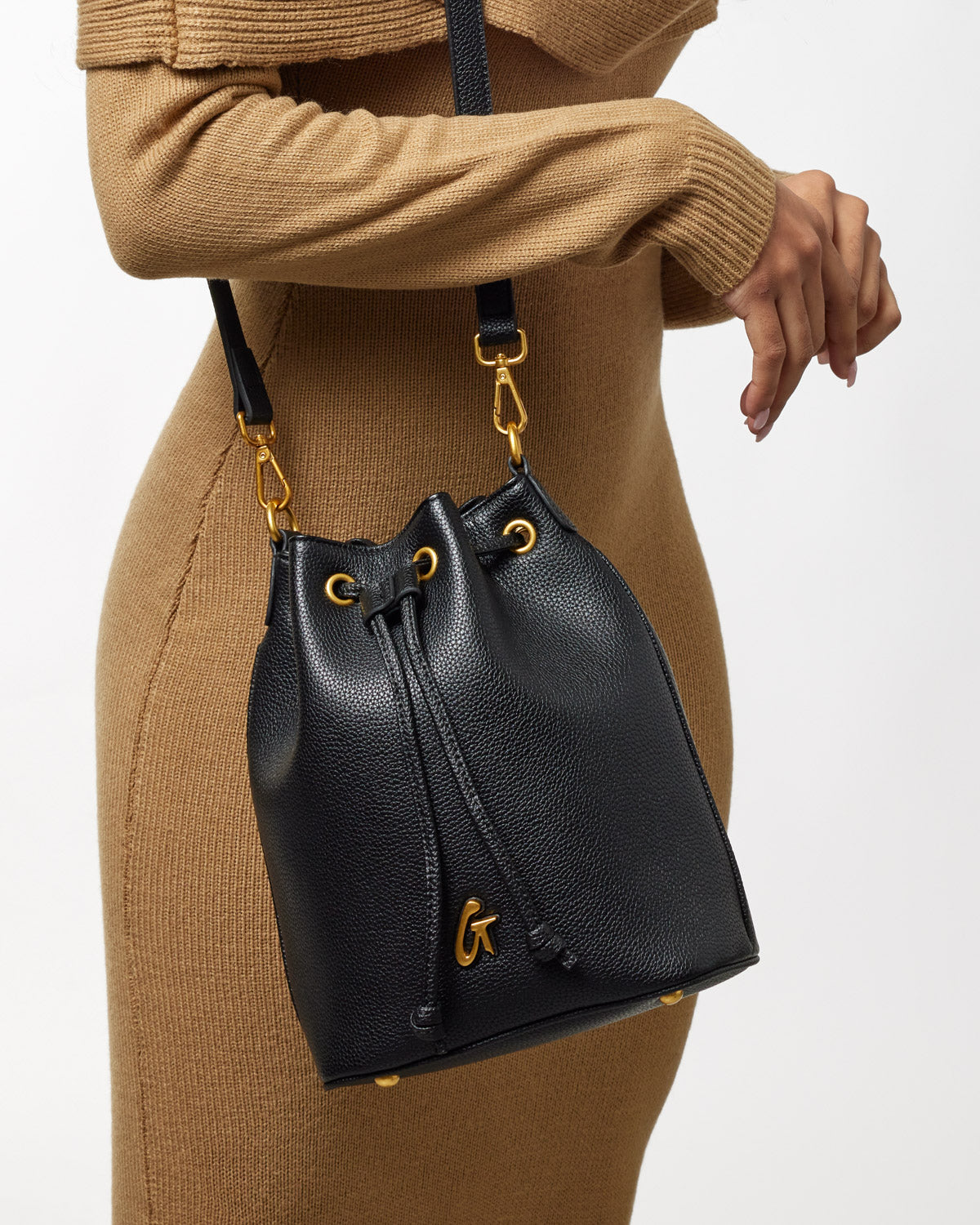 Stylish Medium Pebble Bucket Bag in Black - Perfect for Everyday Use, Travel & Casual Outings