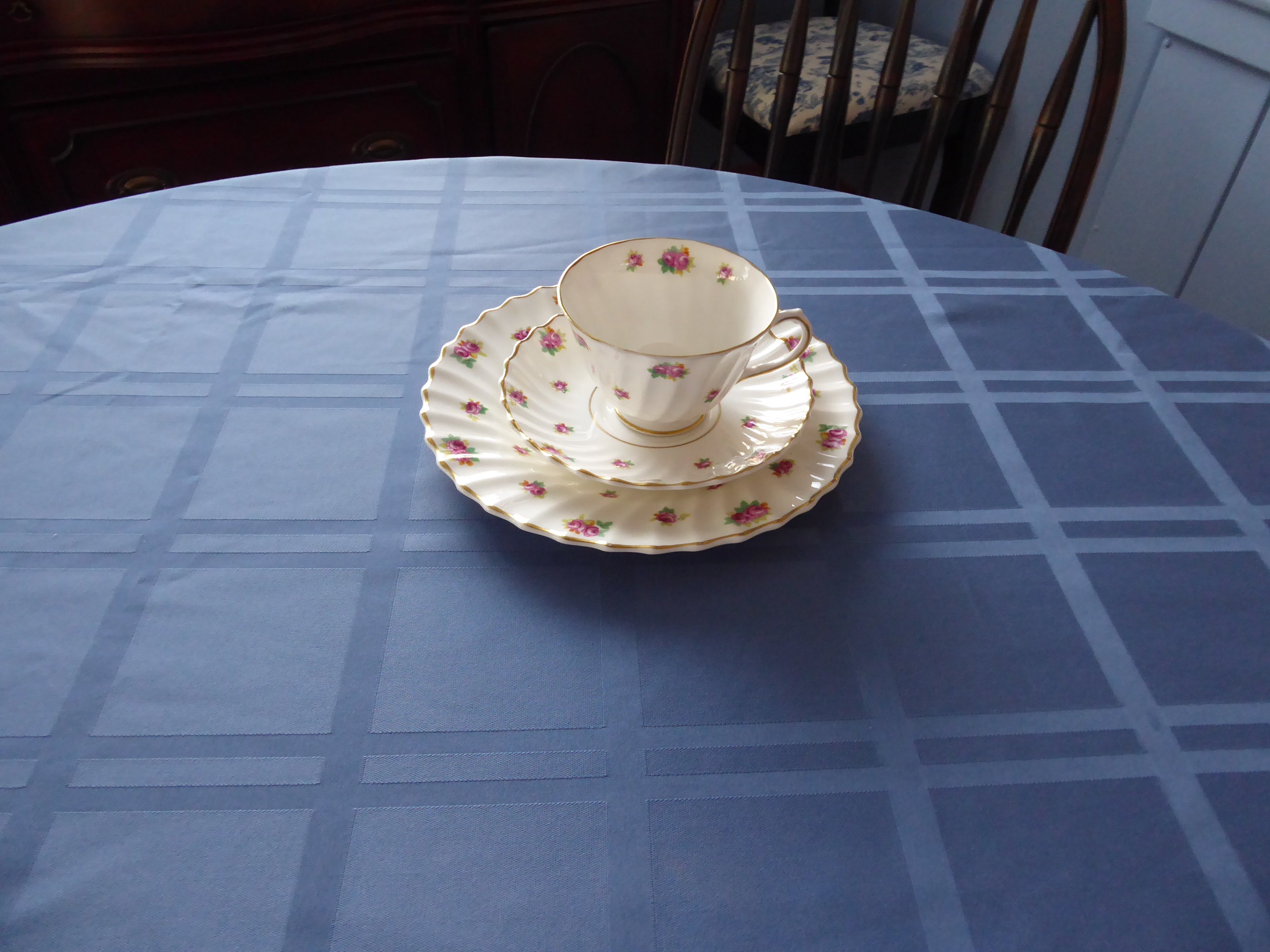 Elegant Oval Blue Window Pane Tablecloth 80x60 Inches - Silky Smooth Wedgwood Blue Dining Table Cover for Dinner Parties, Tea Parties & Special Occasions - Perfect for Formal Dining, Bridal Showers & Afternoon Tea Events