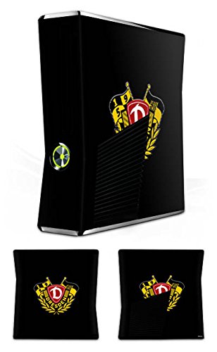 Dynamo Wappen mit Fahnen