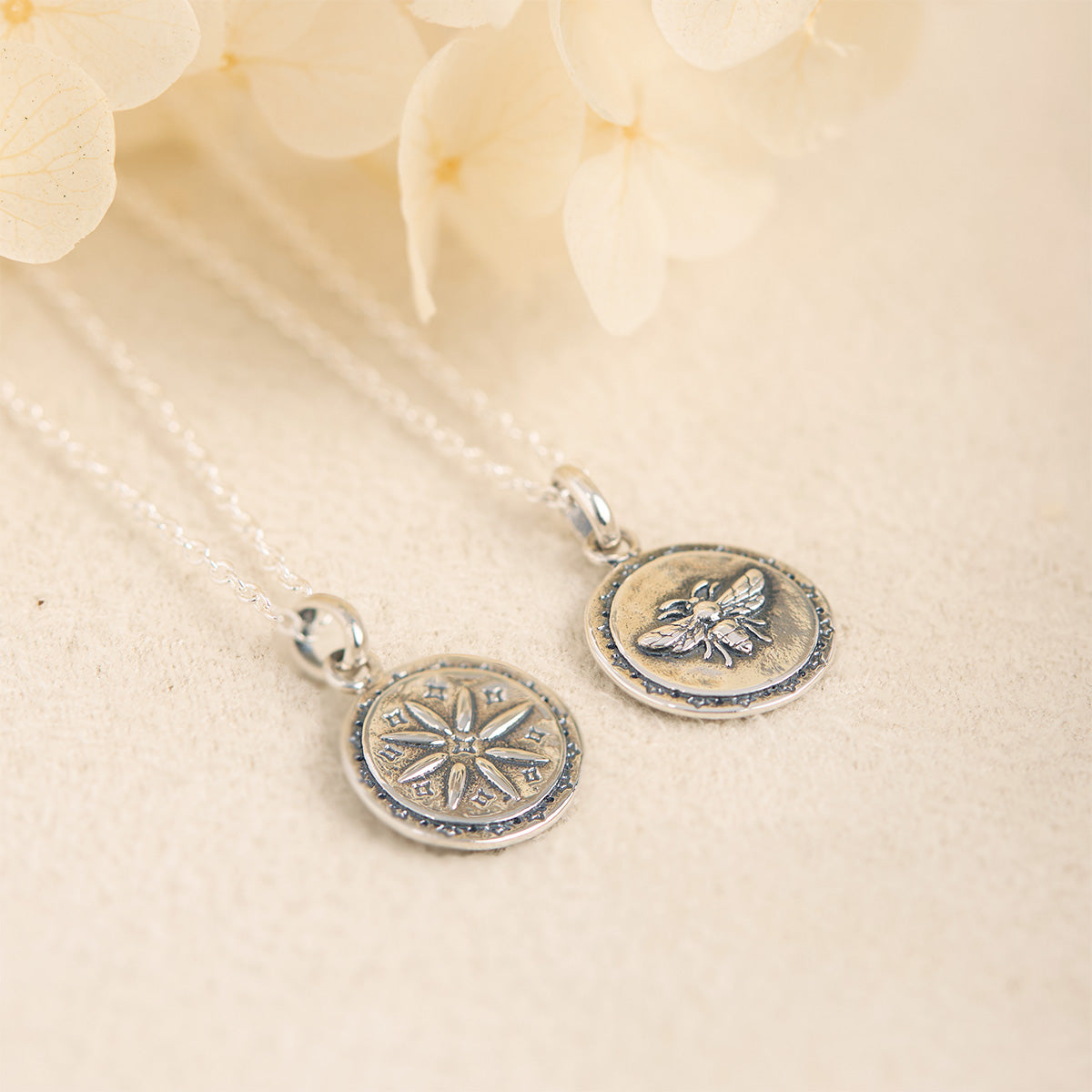 Shining Bee Necklace - Elegant Gold Bee Pendant Jewelry for Women - Perfect Gift for Birthday, Anniversary & Everyday Wear - Ideal for Spring & Summer Fashion Accessories