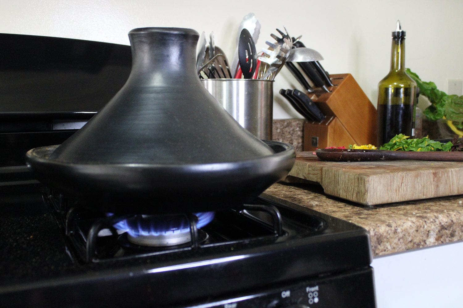 Authentic Chamba Tagine - Elegant All-Natural Black Clay Pot for Braising, Baking & Serving Stews - Stovetop & Oven Safe Handmade Cookware - Perfect for Moroccan Cuisine, Slow Cooking & Family Dinners