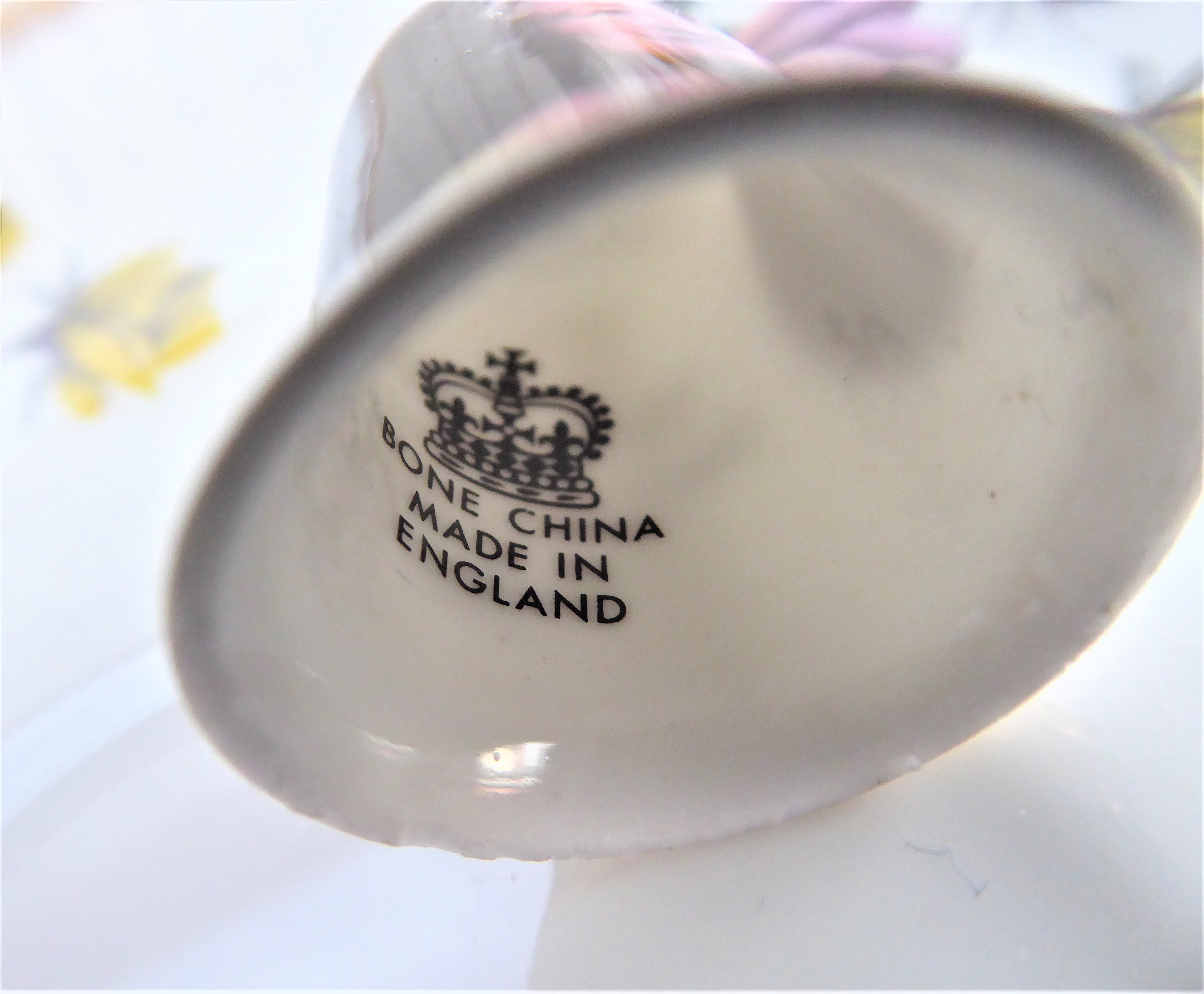 Thimble Queen Mum Elizabeth 100th Birthday 2000 Bone China Collectible - Royal Memorabilia for Tea Lovers & British History Enthusiasts