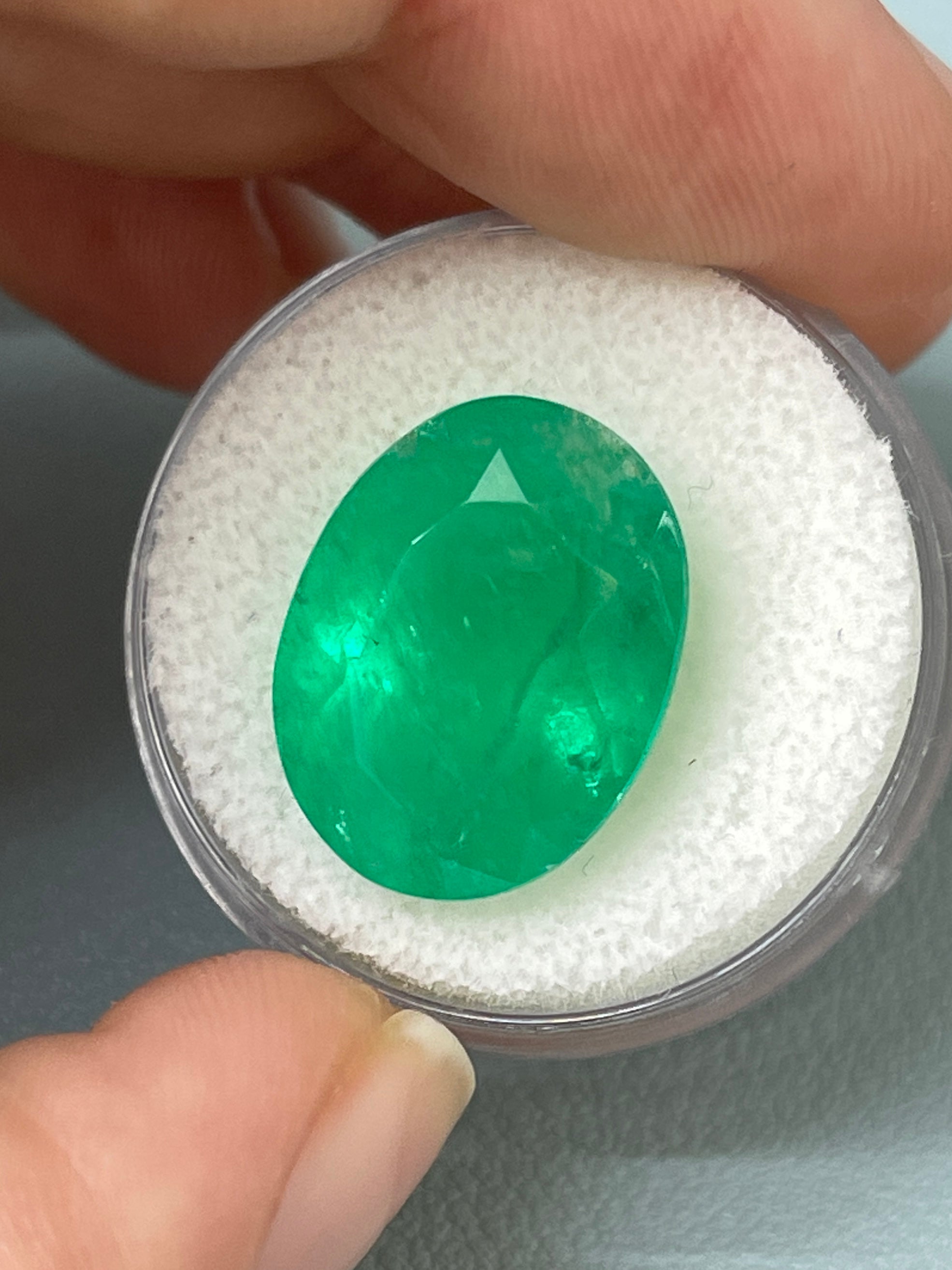 14.72 Carat Natural Colombian Emerald - 17.4x13.3mm Oval Cut Loose Gemstone, Vivid Grassy Green Color for Jewelry Making, Engagement Rings & Luxury Gifts
