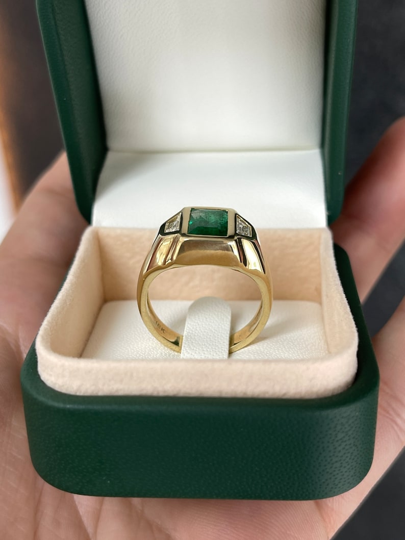 3.30tcw 18K Gold Men's Ring with Dark Rich Green Emerald & Cadillac Diamonds - Unisex Three Stone Jewelry for Weddings, Engagements & Special Occasions